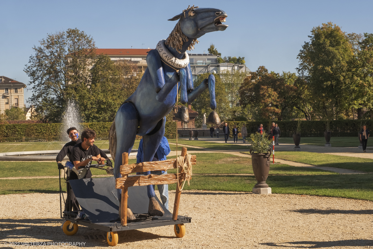 _DSF7936.jpg - 02/10/2022. Torino. Una grande inaugurazione della 29Â° edizione di Incanti â€“ Rassegna Internazionale di Teatro di Figura un giocoso Saturnale animale, a partire dallâ€™immagine di Marco Cavallo, omaggio a Giuliano Scabia. Simbolo della libertÃ  e della chiusura dei manicomi, il progetto Marco Cavallo nacque nel manicomio di Trieste, nel 1973, sotto le direttive di Franco Basaglia. Nella foto un momento dell'evento svoltosi nei giardini reali e nella piazzetta reale