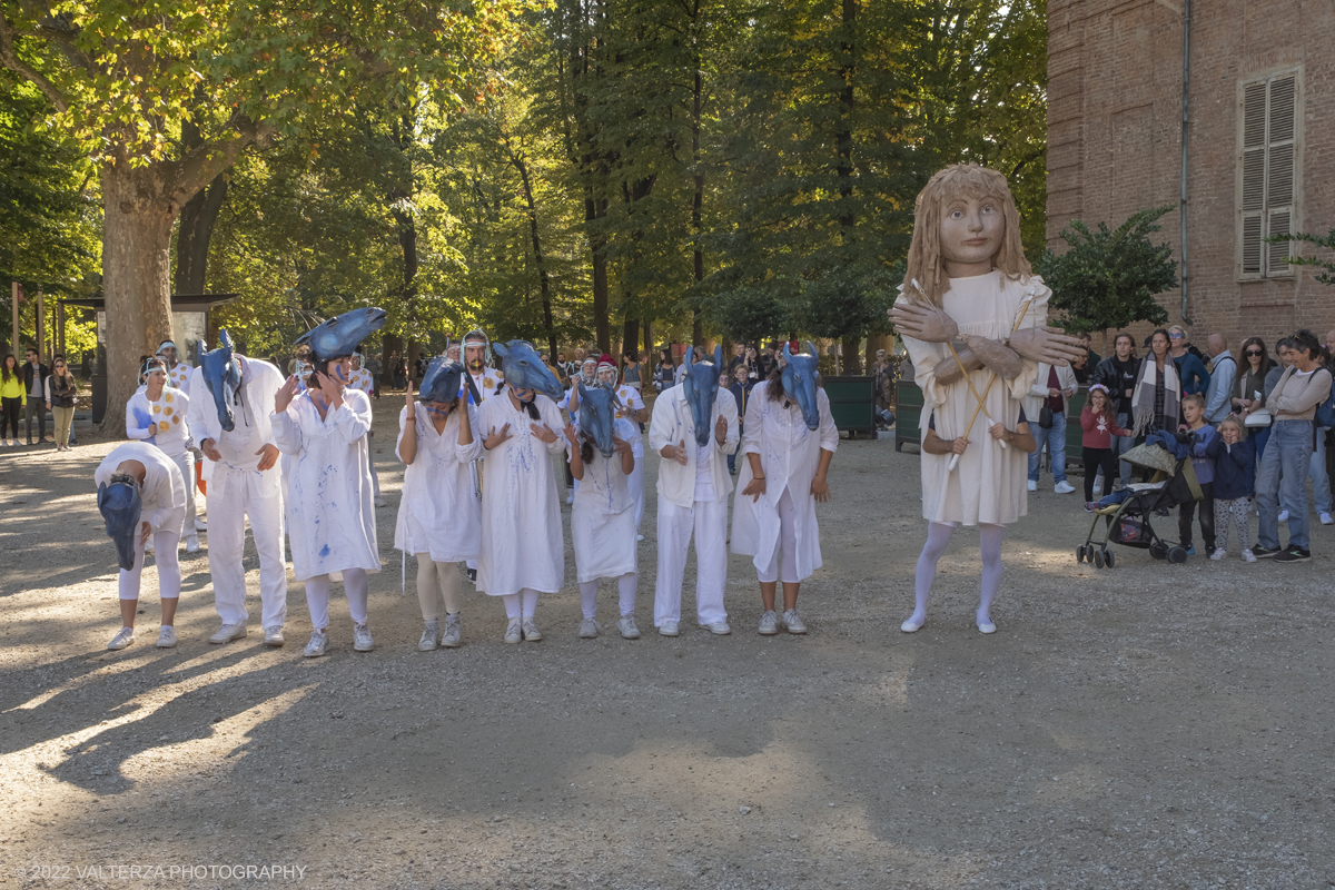 _DSF7946.jpg - 02/10/2022. Torino. Una grande inaugurazione della 29Â° edizione di Incanti â€“ Rassegna Internazionale di Teatro di Figura un giocoso Saturnale animale, a partire dallâ€™immagine di Marco Cavallo, omaggio a Giuliano Scabia. Simbolo della libertÃ  e della chiusura dei manicomi, il progetto Marco Cavallo nacque nel manicomio di Trieste, nel 1973, sotto le direttive di Franco Basaglia. Nella foto un momento dell'evento svoltosi nei giardini reali e nella piazzetta reale