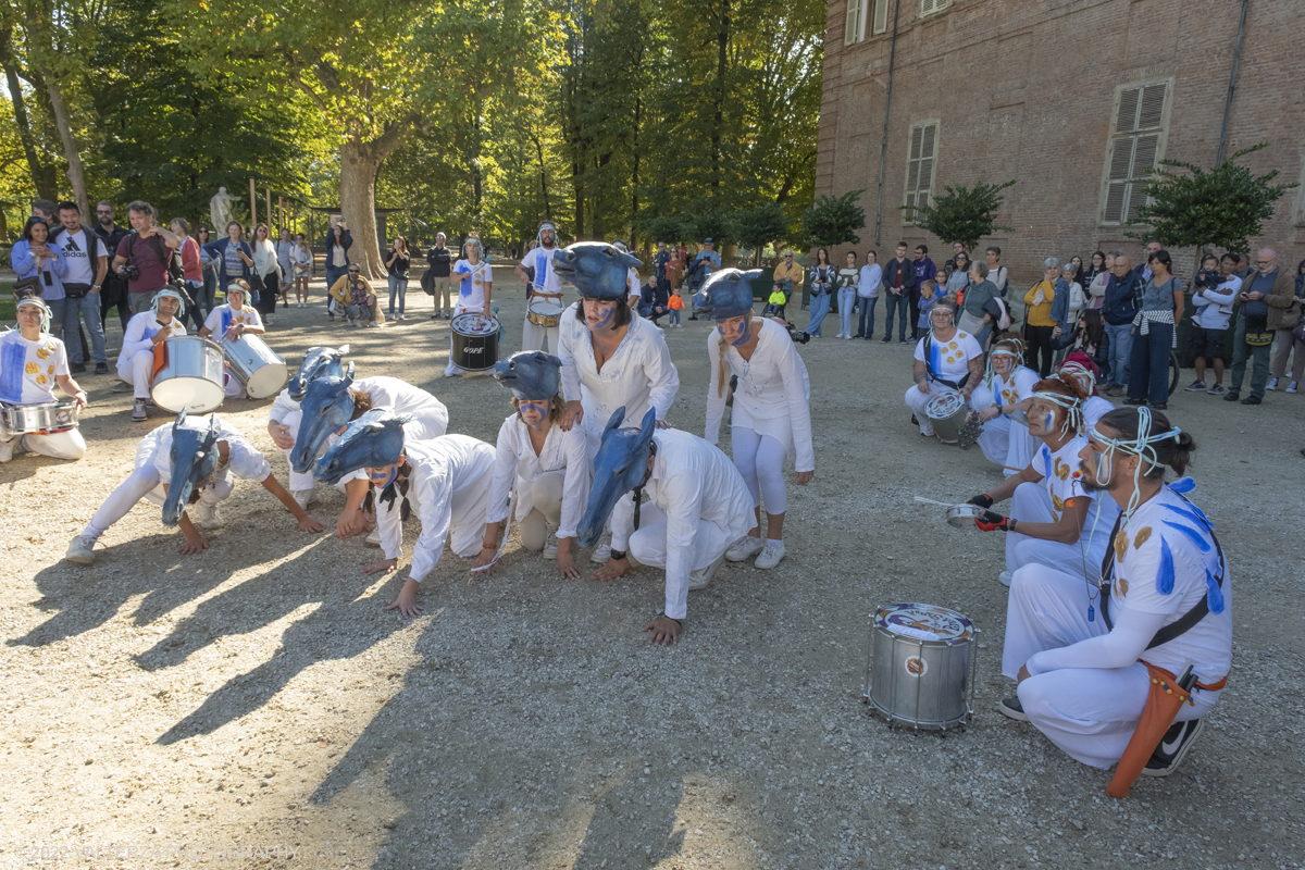 _DSF8006.jpg - 02/10/2022. Torino. Una grande inaugurazione della 29Â° edizione di Incanti â€“ Rassegna Internazionale di Teatro di Figura un giocoso Saturnale animale, a partire dallâ€™immagine di Marco Cavallo, omaggio a Giuliano Scabia. Simbolo della libertÃ  e della chiusura dei manicomi, il progetto Marco Cavallo nacque nel manicomio di Trieste, nel 1973, sotto le direttive di Franco Basaglia. Nella foto un momento dell'evento svoltosi nei giardini reali e nella piazzetta reale