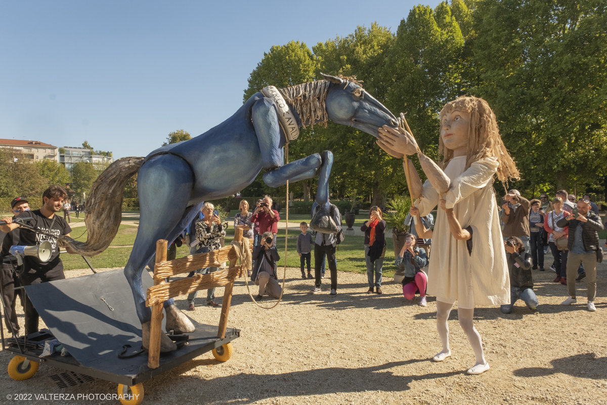 _DSF8056.jpg - 02/10/2022. Torino. Una grande inaugurazione della 29Â° edizione di Incanti â€“ Rassegna Internazionale di Teatro di Figura un giocoso Saturnale animale, a partire dallâ€™immagine di Marco Cavallo, omaggio a Giuliano Scabia. Simbolo della libertÃ  e della chiusura dei manicomi, il progetto Marco Cavallo nacque nel manicomio di Trieste, nel 1973, sotto le direttive di Franco Basaglia. Nella foto un momento dell'evento svoltosi nei giardini reali e nella piazzetta reale