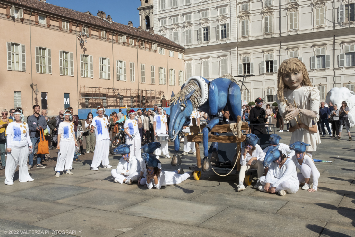 _DSF8064.jpg - 02/10/2022. Torino. Una grande inaugurazione della 29Â° edizione di Incanti â€“ Rassegna Internazionale di Teatro di Figura un giocoso Saturnale animale, a partire dallâ€™immagine di Marco Cavallo, omaggio a Giuliano Scabia. Simbolo della libertÃ  e della chiusura dei manicomi, il progetto Marco Cavallo nacque nel manicomio di Trieste, nel 1973, sotto le direttive di Franco Basaglia. Nella foto un momento dell'evento svoltosi nei giardini reali e nella piazzetta reale