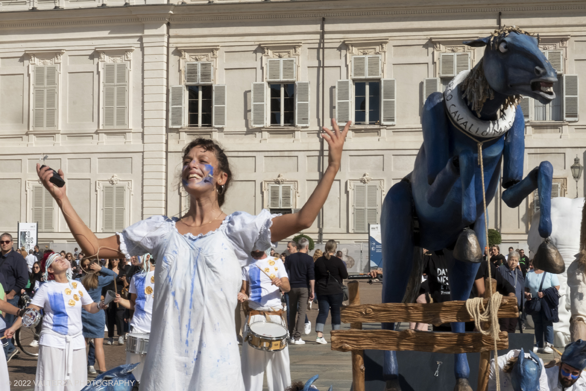 _DSF8103.jpg - 02/10/2022. Torino. Una grande inaugurazione della 29Â° edizione di Incanti â€“ Rassegna Internazionale di Teatro di Figura un giocoso Saturnale animale, a partire dallâ€™immagine di Marco Cavallo, omaggio a Giuliano Scabia. Simbolo della libertÃ  e della chiusura dei manicomi, il progetto Marco Cavallo nacque nel manicomio di Trieste, nel 1973, sotto le direttive di Franco Basaglia. Nella foto un momento dell'evento svoltosi nei giardini reali e nella piazzetta reale