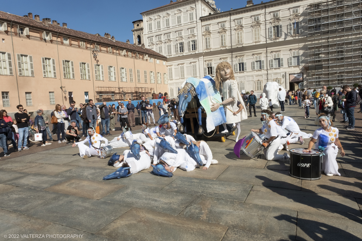 _DSF8159.jpg - 02/10/2022. Torino. Una grande inaugurazione della 29Â° edizione di Incanti â€“ Rassegna Internazionale di Teatro di Figura un giocoso Saturnale animale, a partire dallâ€™immagine di Marco Cavallo, omaggio a Giuliano Scabia. Simbolo della libertÃ  e della chiusura dei manicomi, il progetto Marco Cavallo nacque nel manicomio di Trieste, nel 1973, sotto le direttive di Franco Basaglia. Nella foto un momento dell'evento svoltosi nei giardini reali e nella piazzetta reale