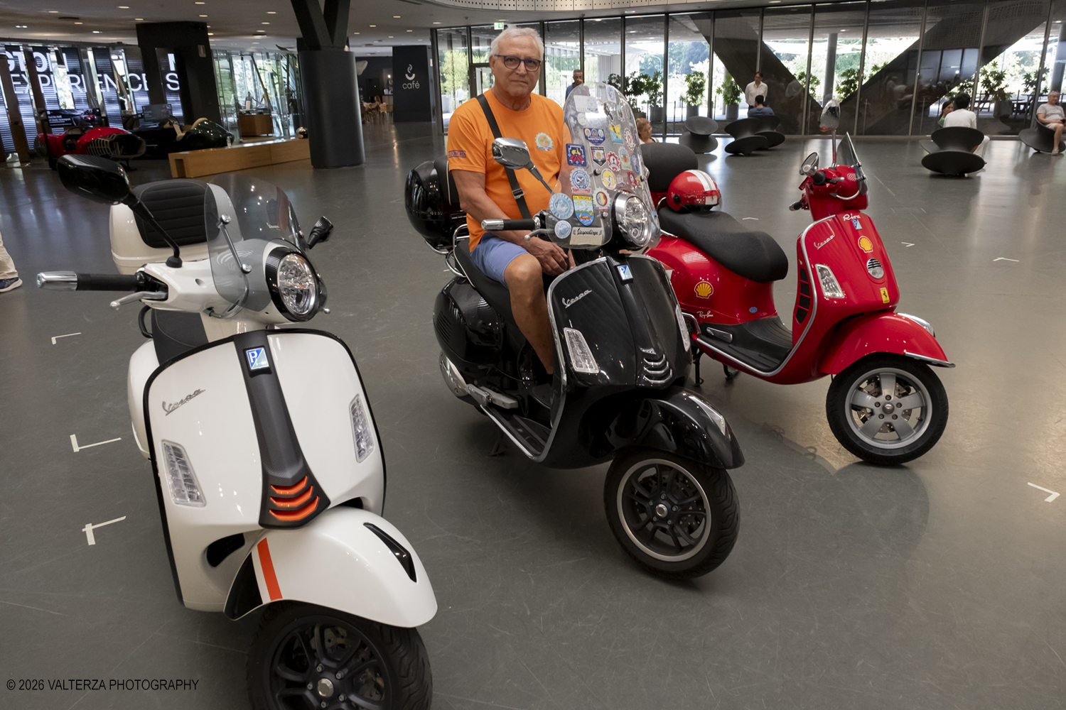 _DSF6126.jpg - 08/07/2026. Torino. In occasione della mostra VESPA. ICONA ITALIANA, il Museo Nazionale dellâ€™Automobile accoglie tutti i vespisti a vivere unâ€™esperienza esclusiva: per una sera la Piazza coperta del MAUTO ospita le Vespa dei partecipanti, che avranno lâ€™opportunitÃ  unica di esporre il proprio mezzo allâ€™interno del Museo, diventando protagonisti delle celebrazioni dedicate agli 80 anni di unâ€™autentica icona del design e della mobilitÃ  italiana. Nella foto l'arrivo di alcuni del priimi partecipanti al raduno