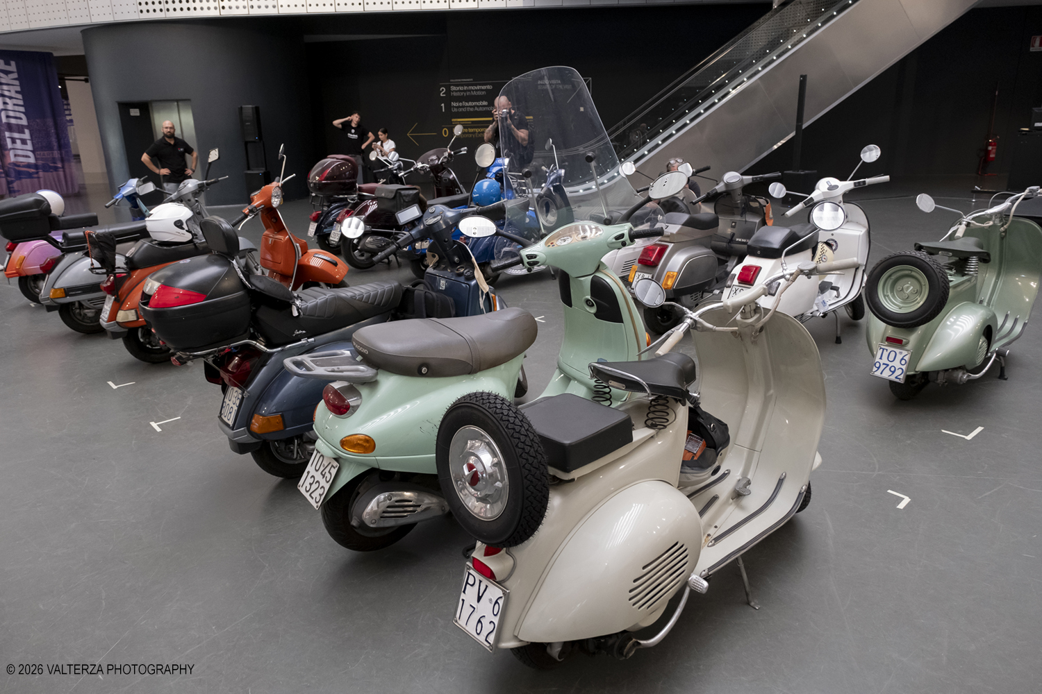 _DSF6143.jpg - 08/07/2026. Torino. In occasione della mostra VESPA. ICONA ITALIANA, il Museo Nazionale dellâ€™Automobile accoglie tutti i vespisti a vivere unâ€™esperienza esclusiva: per una sera la Piazza coperta del MAUTO ospita le Vespa dei partecipanti, che avranno lâ€™opportunitÃ  unica di esporre il proprio mezzo allâ€™interno del Museo, diventando protagonisti delle celebrazioni dedicate agli 80 anni di unâ€™autentica icona del design e della mobilitÃ  italiana. Nella foto parte dei partecipanti all'incontro nella Piazza del MAUTO
