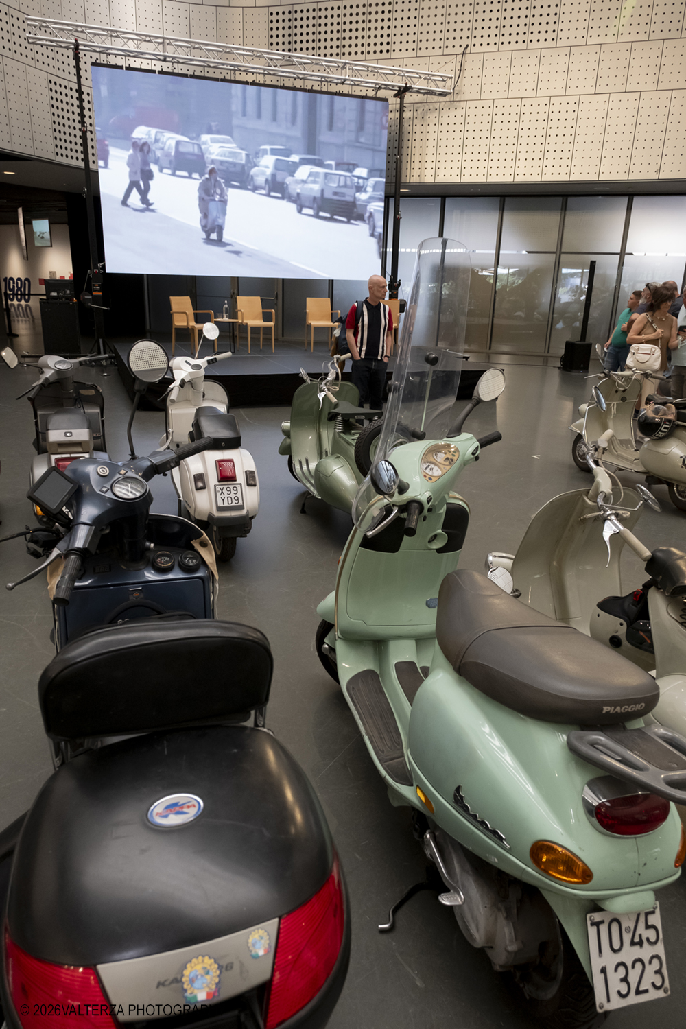 _DSF6145.jpg - 08/07/2026. Torino. In occasione della mostra VESPA. ICONA ITALIANA, il Museo Nazionale dellâ€™Automobile accoglie tutti i vespisti a vivere unâ€™esperienza esclusiva: per una sera la Piazza coperta del MAUTO ospita le Vespa dei partecipanti, che avranno lâ€™opportunitÃ  unica di esporre il proprio mezzo allâ€™interno del Museo, diventando protagonisti delle celebrazioni dedicate agli 80 anni di unâ€™autentica icona del design e della mobilitÃ  italiana. Nella foto parte dei partecipanti all'incontro nella Piazza del MAUTO
