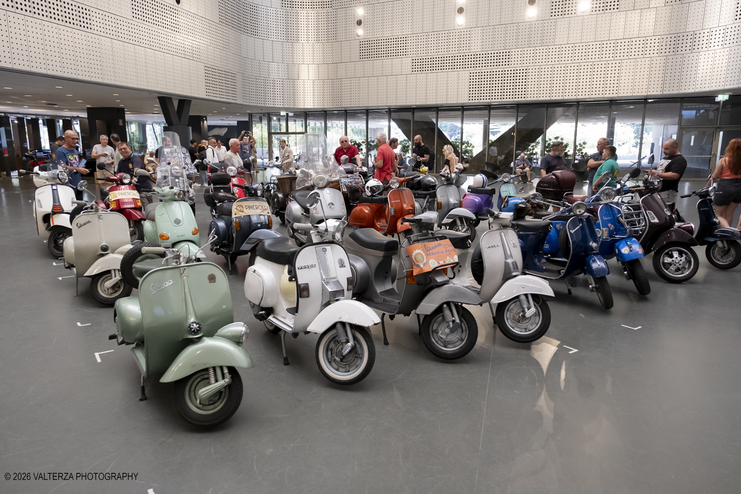 _DSF6163.jpg - 08/07/2026. Torino. In occasione della mostra VESPA. ICONA ITALIANA, il Museo Nazionale dellâ€™Automobile accoglie tutti i vespisti a vivere unâ€™esperienza esclusiva: per una sera la Piazza coperta del MAUTO ospita le Vespa dei partecipanti, che avranno lâ€™opportunitÃ  unica di esporre il proprio mezzo allâ€™interno del Museo, diventando protagonisti delle celebrazioni dedicate agli 80 anni di unâ€™autentica icona del design e della mobilitÃ  italiana. Nella foto parte dei partecipanti all'incontro nella Piazza del MAUTO