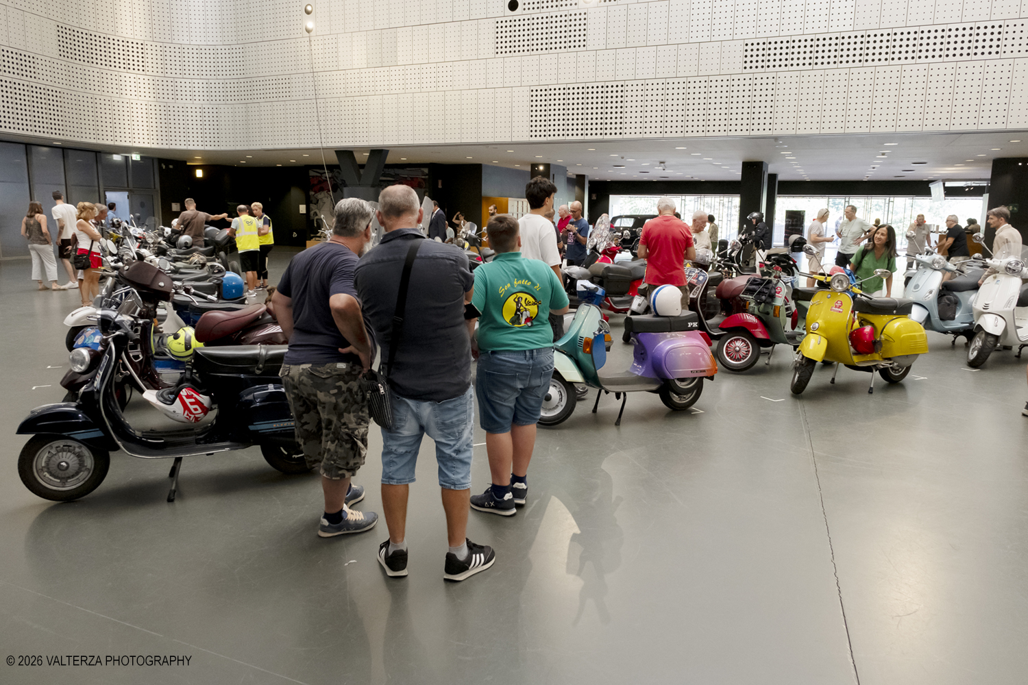 _DSF6165.jpg - 08/07/2026. Torino. In occasione della mostra VESPA. ICONA ITALIANA, il Museo Nazionale dellâ€™Automobile accoglie tutti i vespisti a vivere unâ€™esperienza esclusiva: per una sera la Piazza coperta del MAUTO ospita le Vespa dei partecipanti, che avranno lâ€™opportunitÃ  unica di esporre il proprio mezzo allâ€™interno del Museo, diventando protagonisti delle celebrazioni dedicate agli 80 anni di unâ€™autentica icona del design e della mobilitÃ  italiana. Nella foto parte dei partecipanti all'incontro nella Piazza del MAUTO