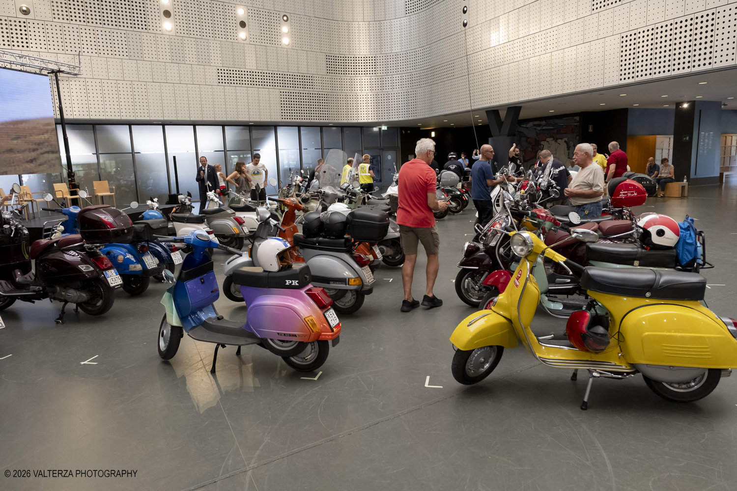 _DSF6167.jpg - 08/07/2026. Torino. In occasione della mostra VESPA. ICONA ITALIANA, il Museo Nazionale dellâ€™Automobile accoglie tutti i vespisti a vivere unâ€™esperienza esclusiva: per una sera la Piazza coperta del MAUTO ospita le Vespa dei partecipanti, che avranno lâ€™opportunitÃ  unica di esporre il proprio mezzo allâ€™interno del Museo, diventando protagonisti delle celebrazioni dedicate agli 80 anni di unâ€™autentica icona del design e della mobilitÃ  italiana. Nella foto parte dei partecipanti all'incontro nella Piazza del MAUTO