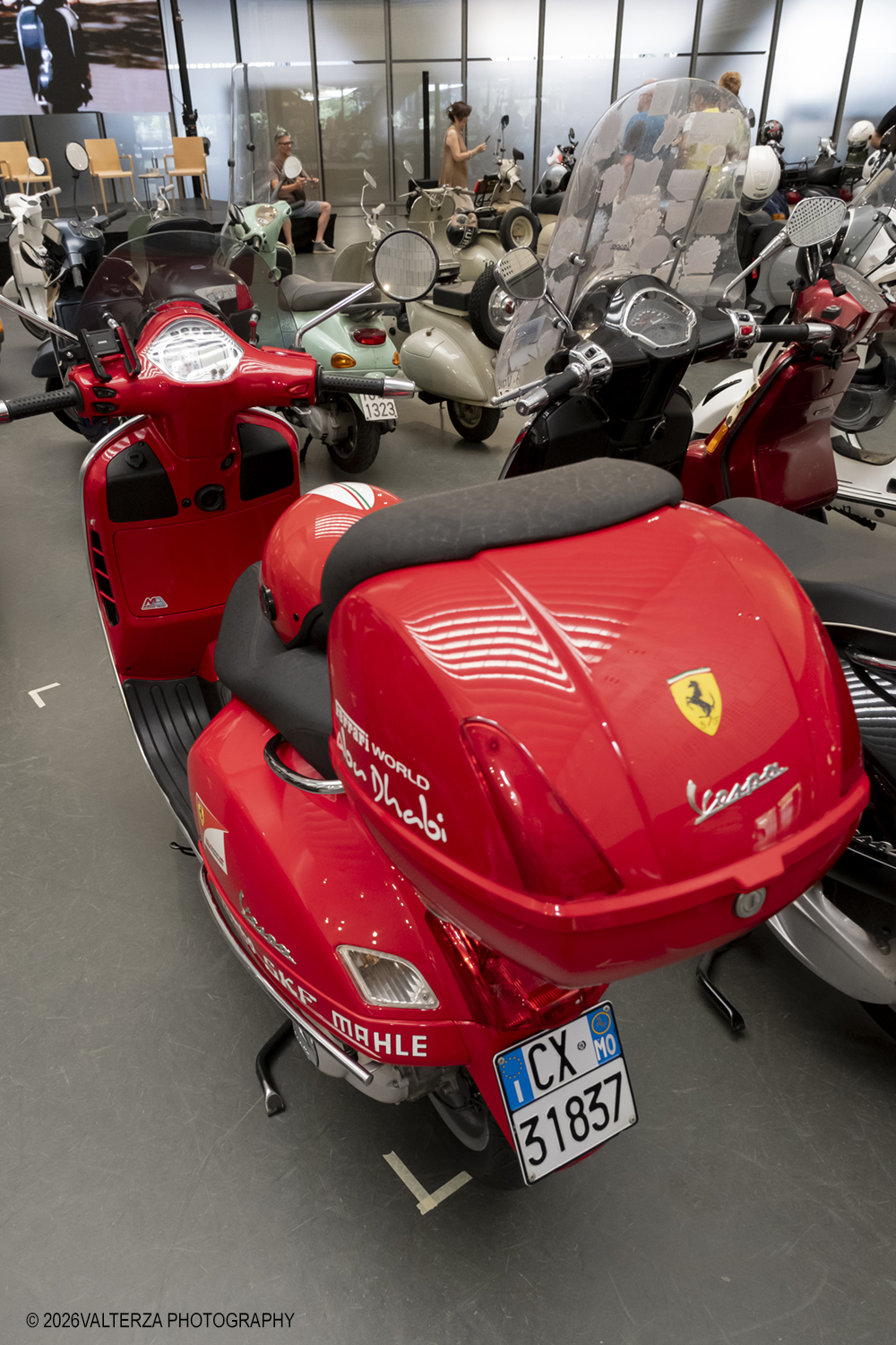 _DSF6174.jpg - 08/07/2026. Torino. In occasione della mostra VESPA. ICONA ITALIANA, il Museo Nazionale dellâ€™Automobile accoglie tutti i vespisti a vivere unâ€™esperienza esclusiva: per una sera la Piazza coperta del MAUTO ospita le Vespa dei partecipanti, che avranno lâ€™opportunitÃ  unica di esporre il proprio mezzo allâ€™interno del Museo, diventando protagonisti delle celebrazioni dedicate agli 80 anni di unâ€™autentica icona del design e della mobilitÃ  italiana. Nella foto parte dei partecipanti all'incontro nella Piazza del MAUTO