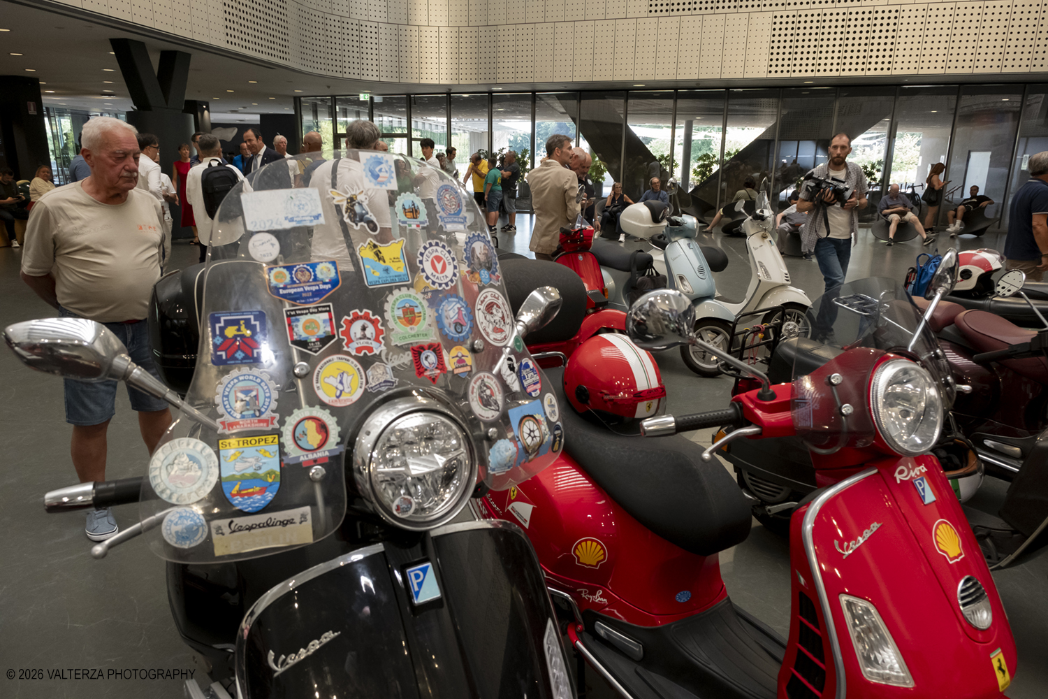 _DSF6177.jpg - 08/07/2026. Torino. In occasione della mostra VESPA. ICONA ITALIANA, il Museo Nazionale dellâ€™Automobile accoglie tutti i vespisti a vivere unâ€™esperienza esclusiva: per una sera la Piazza coperta del MAUTO ospita le Vespa dei partecipanti, che avranno lâ€™opportunitÃ  unica di esporre il proprio mezzo allâ€™interno del Museo, diventando protagonisti delle celebrazioni dedicate agli 80 anni di unâ€™autentica icona del design e della mobilitÃ  italiana. Nella foto parte dei partecipanti all'incontro nella Piazza del MAUTO
