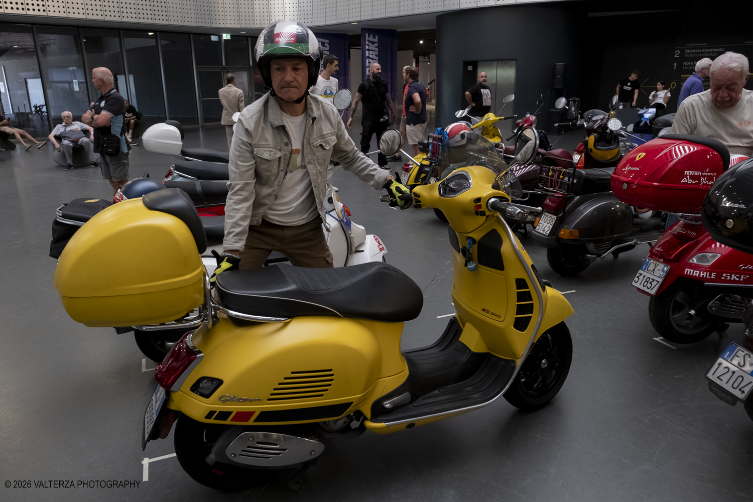 _DSF6193.jpg - 08/07/2026. Torino. In occasione della mostra VESPA. ICONA ITALIANA, il Museo Nazionale dellâ€™Automobile accoglie tutti i vespisti a vivere unâ€™esperienza esclusiva: per una sera la Piazza coperta del MAUTO ospita le Vespa dei partecipanti, che avranno lâ€™opportunitÃ  unica di esporre il proprio mezzo allâ€™interno del Museo, diventando protagonisti delle celebrazioni dedicate agli 80 anni di unâ€™autentica icona del design e della mobilitÃ  italiana. Nella foto l'arrivo di alcuni del priimi partecipanti al raduno