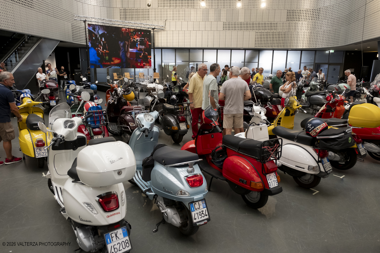 _DSF6210.jpg - 08/07/2026. Torino. In occasione della mostra VESPA. ICONA ITALIANA, il Museo Nazionale dellâ€™Automobile accoglie tutti i vespisti a vivere unâ€™esperienza esclusiva: per una sera la Piazza coperta del MAUTO ospita le Vespa dei partecipanti, che avranno lâ€™opportunitÃ  unica di esporre il proprio mezzo allâ€™interno del Museo, diventando protagonisti delle celebrazioni dedicate agli 80 anni di unâ€™autentica icona del design e della mobilitÃ  italiana. Nella foto parte dei partecipanti all'incontro nella Piazza del MAUTO