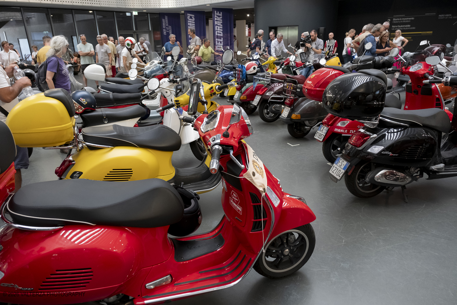 _DSF6222.jpg - 08/07/2026. Torino. In occasione della mostra VESPA. ICONA ITALIANA, il Museo Nazionale dellâ€™Automobile accoglie tutti i vespisti a vivere unâ€™esperienza esclusiva: per una sera la Piazza coperta del MAUTO ospita le Vespa dei partecipanti, che avranno lâ€™opportunitÃ  unica di esporre il proprio mezzo allâ€™interno del Museo, diventando protagonisti delle celebrazioni dedicate agli 80 anni di unâ€™autentica icona del design e della mobilitÃ  italiana. Nella foto parte dei partecipanti all'incontro nella Piazza del MAUTO