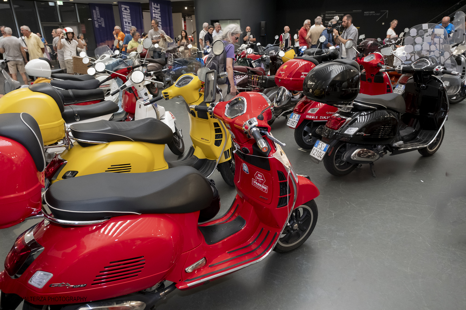 _DSF6228.jpg - 08/07/2026. Torino. In occasione della mostra VESPA. ICONA ITALIANA, il Museo Nazionale dellâ€™Automobile accoglie tutti i vespisti a vivere unâ€™esperienza esclusiva: per una sera la Piazza coperta del MAUTO ospita le Vespa dei partecipanti, che avranno lâ€™opportunitÃ  unica di esporre il proprio mezzo allâ€™interno del Museo, diventando protagonisti delle celebrazioni dedicate agli 80 anni di unâ€™autentica icona del design e della mobilitÃ  italiana. Nella foto parte dei partecipanti all'incontro nella Piazza del MAUTO