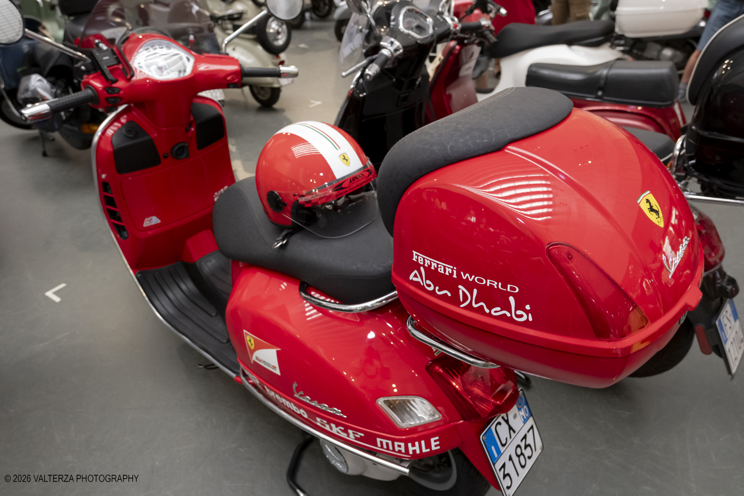 _DSF6240.jpg - 08/07/2026. Torino. In occasione della mostra VESPA. ICONA ITALIANA, il Museo Nazionale dellâ€™Automobile accoglie tutti i vespisti a vivere unâ€™esperienza esclusiva: per una sera la Piazza coperta del MAUTO ospita le Vespa dei partecipanti, che avranno lâ€™opportunitÃ  unica di esporre il proprio mezzo allâ€™interno del Museo, diventando protagonisti delle celebrazioni dedicate agli 80 anni di unâ€™autentica icona del design e della mobilitÃ  italiana. Nella foto parte dei partecipanti all'incontro nella Piazza del MAUTO