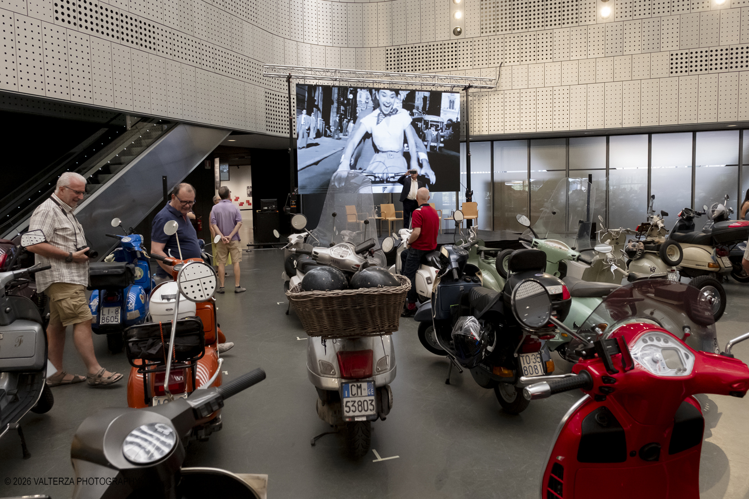 _DSF6248.jpg - 08/07/2026. Torino. In occasione della mostra VESPA. ICONA ITALIANA, il Museo Nazionale dellâ€™Automobile accoglie tutti i vespisti a vivere unâ€™esperienza esclusiva: per una sera la Piazza coperta del MAUTO ospita le Vespa dei partecipanti, che avranno lâ€™opportunitÃ  unica di esporre il proprio mezzo allâ€™interno del Museo, diventando protagonisti delle celebrazioni dedicate agli 80 anni di unâ€™autentica icona del design e della mobilitÃ  italiana. Nella foto parte dei partecipanti all'incontro nella Piazza del MAUTO