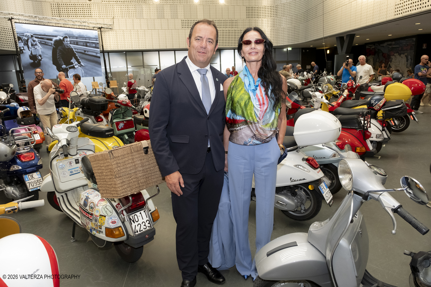 _DSF6253.jpg - 8/07/2026. Torino. In occasione della mostra VESPA. ICONA ITALIANA, il Museo Nazionale dellâ€™Automobile accoglie tutti i vespisti a vivere unâ€™esperienza esclusiva: per una sera la Piazza coperta del MAUTO ospita le Vespa dei partecipanti, che avranno lâ€™opportunitÃ  unica di esporre il proprio mezzo allâ€™interno del Museo, diventando protagonisti delle celebrazioni dedicate agli 80 anni di unâ€™autentica icona del design e della mobilitÃ  italiana. Nella foto JOSEPHINE BONAIR Paris Couture e  Mauro Calestrini Presidente del Vespa World Club