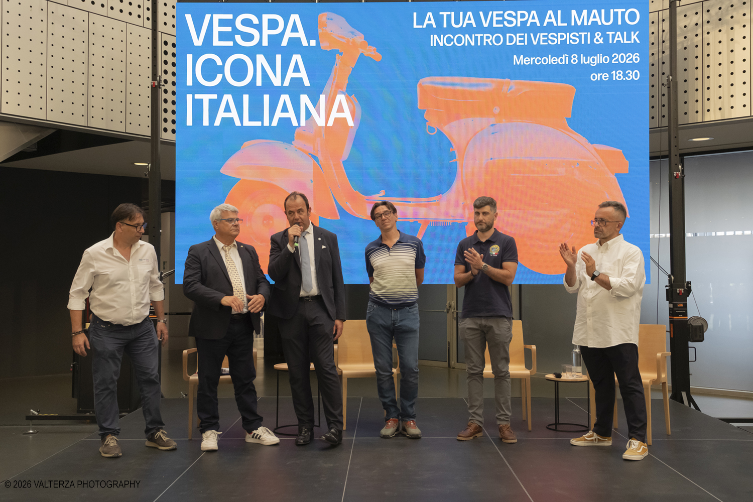 _DSF6318.jpg - 08/07/2026. Torino. In occasione della mostra VESPA. ICONA ITALIANA, il Museo Nazionale dellâ€™Automobile accoglie tutti i vespisti a vivere unâ€™esperienza esclusiva: per una sera la Piazza coperta del MAUTO ospita le Vespa dei partecipanti, che avranno lâ€™opportunitÃ  unica di esporre il proprio mezzo allâ€™interno del Museo, diventando protagonisti delle celebrazioni dedicate agli 80 anni di unâ€™autentica icona del design e della mobilitÃ  italiana. Nella foto i rappresentanti dell'organizzazione della mostra con  Mauro Calestrini presidente del Vespa World Club e i presidenti del Vespa Club d'Italia e di Torino