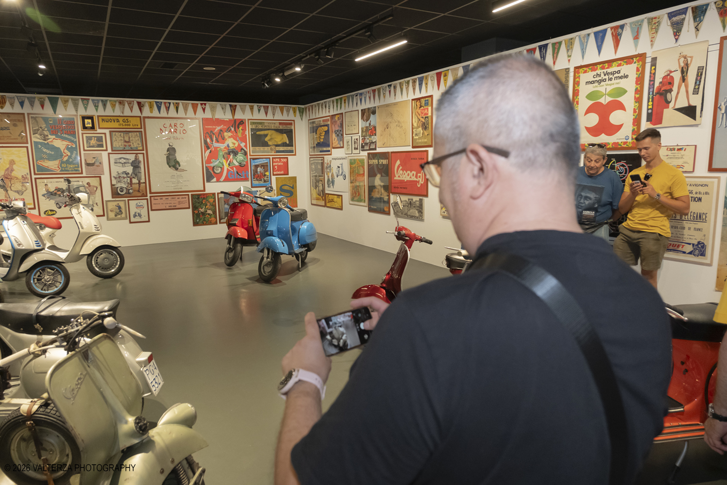 _DSF6360.jpg - 08/07/2026. Torino. In occasione della mostra VESPA. ICONA ITALIANA, il Museo Nazionale dellâ€™Automobile accoglie tutti i vespisti a vivere unâ€™esperienza esclusiva: per una sera la Piazza coperta del MAUTO ospita le Vespa dei partecipanti, che avranno lâ€™opportunitÃ  unica di esporre il proprio mezzo allâ€™interno del Museo, diventando protagonisti delle celebrazioni dedicate agli 80 anni di unâ€™autentica icona del design e della mobilitÃ  italiana. Nella foto la visita alla Mostra organizzata dal MAUTO