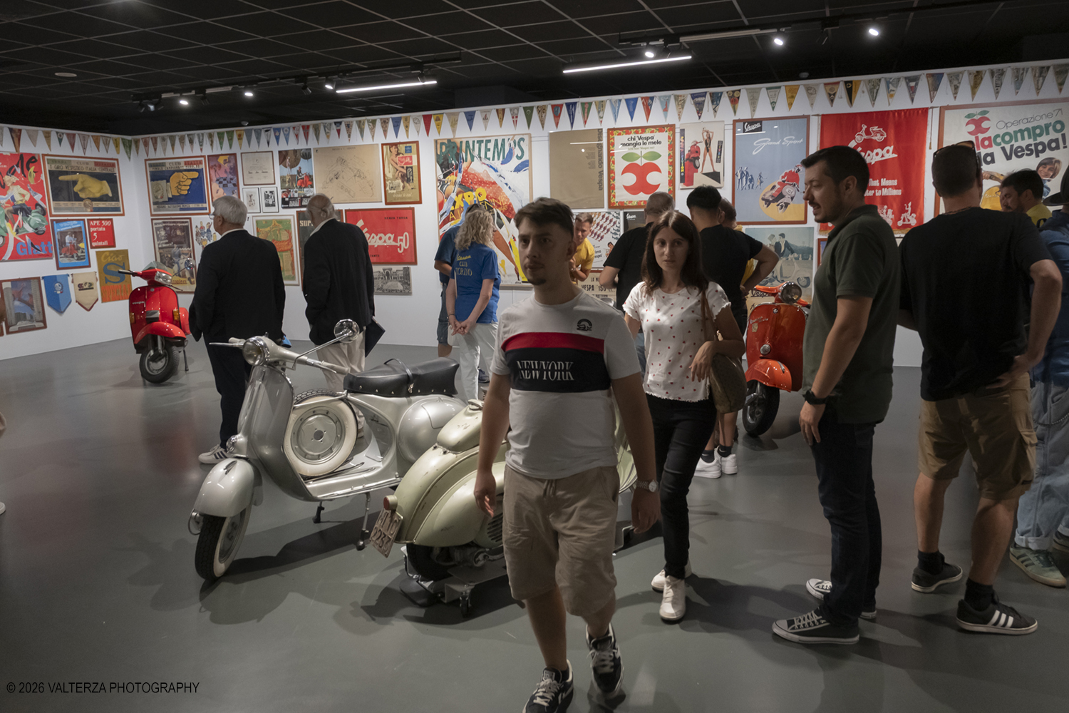 _DSF6365.jpg - 08/07/2026. Torino. In occasione della mostra VESPA. ICONA ITALIANA, il Museo Nazionale dellâ€™Automobile accoglie tutti i vespisti a vivere unâ€™esperienza esclusiva: per una sera la Piazza coperta del MAUTO ospita le Vespa dei partecipanti, che avranno lâ€™opportunitÃ  unica di esporre il proprio mezzo allâ€™interno del Museo, diventando protagonisti delle celebrazioni dedicate agli 80 anni di unâ€™autentica icona del design e della mobilitÃ  italiana. Nella foto la visita alla Mostra organizzata dal MAUTO