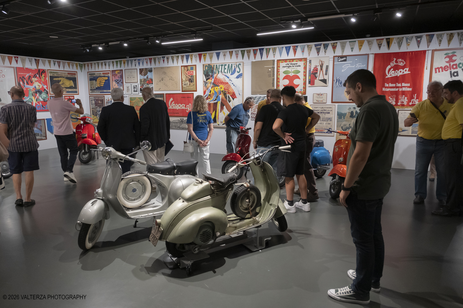 _DSF6367.jpg - 08/07/2026. Torino. In occasione della mostra VESPA. ICONA ITALIANA, il Museo Nazionale dellâ€™Automobile accoglie tutti i vespisti a vivere unâ€™esperienza esclusiva: per una sera la Piazza coperta del MAUTO ospita le Vespa dei partecipanti, che avranno lâ€™opportunitÃ  unica di esporre il proprio mezzo allâ€™interno del Museo, diventando protagonisti delle celebrazioni dedicate agli 80 anni di unâ€™autentica icona del design e della mobilitÃ  italiana. Nella foto la visita alla Mostra organizzata dal MAUTO