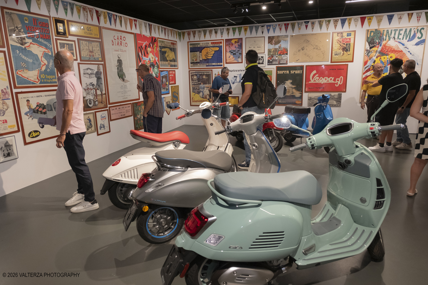 _DSF6374.jpg - 08/07/2026. Torino. In occasione della mostra VESPA. ICONA ITALIANA, il Museo Nazionale dellâ€™Automobile accoglie tutti i vespisti a vivere unâ€™esperienza esclusiva: per una sera la Piazza coperta del MAUTO ospita le Vespa dei partecipanti, che avranno lâ€™opportunitÃ  unica di esporre il proprio mezzo allâ€™interno del Museo, diventando protagonisti delle celebrazioni dedicate agli 80 anni di unâ€™autentica icona del design e della mobilitÃ  italiana. Nella foto la visita alla Mostra organizzata dal MAUTO