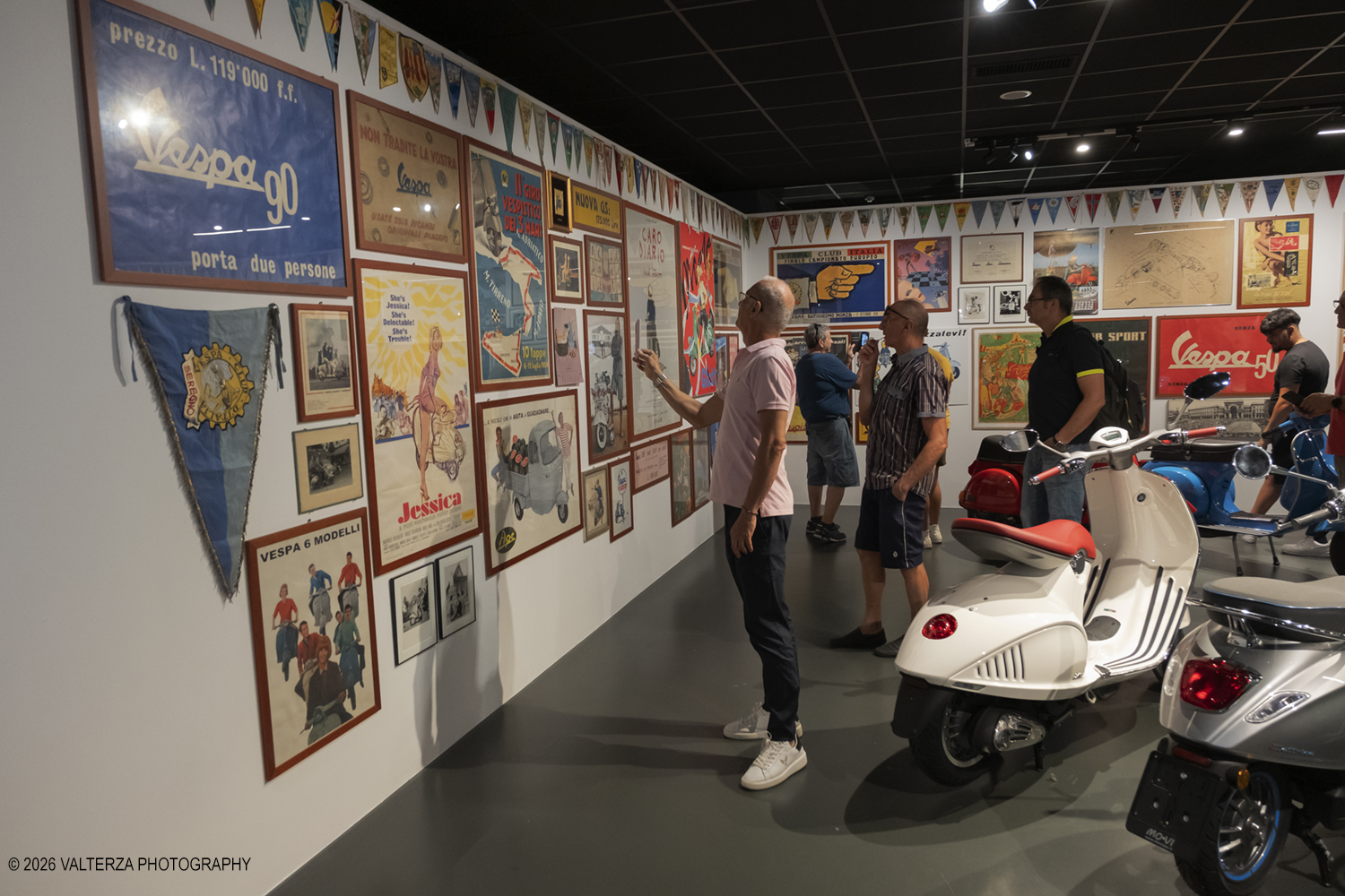 _DSF6377.jpg - 08/07/2026. Torino. In occasione della mostra VESPA. ICONA ITALIANA, il Museo Nazionale dellâ€™Automobile accoglie tutti i vespisti a vivere unâ€™esperienza esclusiva: per una sera la Piazza coperta del MAUTO ospita le Vespa dei partecipanti, che avranno lâ€™opportunitÃ  unica di esporre il proprio mezzo allâ€™interno del Museo, diventando protagonisti delle celebrazioni dedicate agli 80 anni di unâ€™autentica icona del design e della mobilitÃ  italiana. Nella foto la visita alla Mostra organizzata dal MAUTO