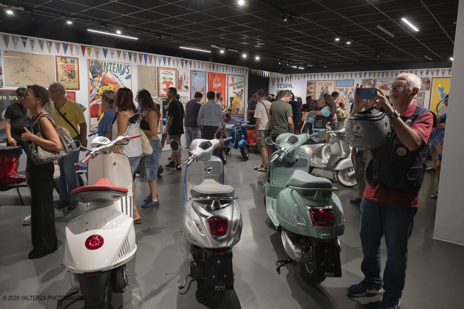_DSF6385.jpg - 08/07/2026. Torino. In occasione della mostra VESPA. ICONA ITALIANA, il Museo Nazionale dellâ€™Automobile accoglie tutti i vespisti a vivere unâ€™esperienza esclusiva: per una sera la Piazza coperta del MAUTO ospita le Vespa dei partecipanti, che avranno lâ€™opportunitÃ  unica di esporre il proprio mezzo allâ€™interno del Museo, diventando protagonisti delle celebrazioni dedicate agli 80 anni di unâ€™autentica icona del design e della mobilitÃ  italiana. Nella foto la visita alla Mostra organizzata dal MAUTO