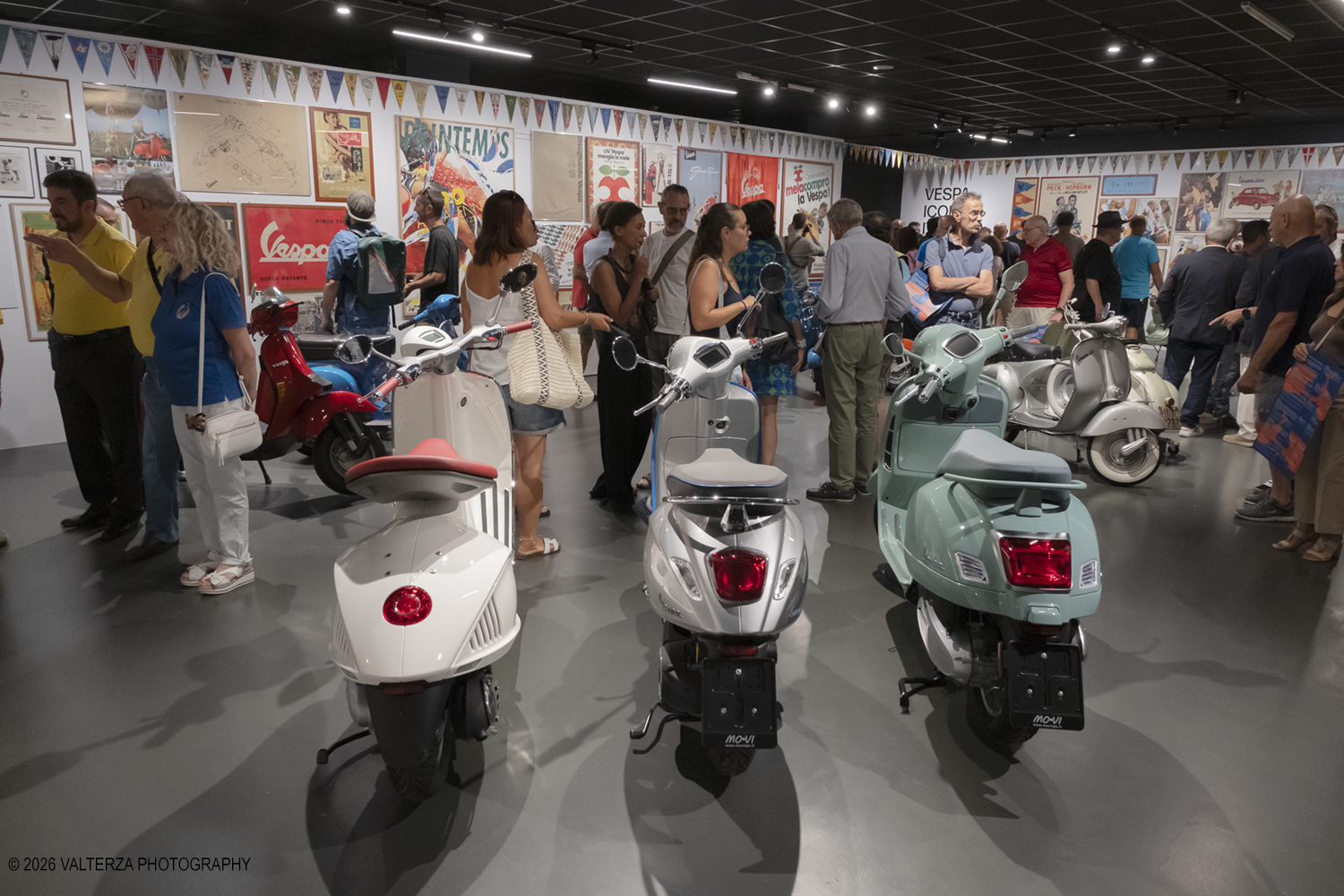 _DSF6388.jpg - 08/07/2026. Torino. In occasione della mostra VESPA. ICONA ITALIANA, il Museo Nazionale dellâ€™Automobile accoglie tutti i vespisti a vivere unâ€™esperienza esclusiva: per una sera la Piazza coperta del MAUTO ospita le Vespa dei partecipanti, che avranno lâ€™opportunitÃ  unica di esporre il proprio mezzo allâ€™interno del Museo, diventando protagonisti delle celebrazioni dedicate agli 80 anni di unâ€™autentica icona del design e della mobilitÃ  italiana. Nella foto la visita alla Mostra organizzata dal MAUTO