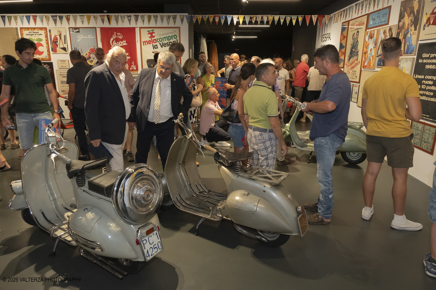 _DSF6403.jpg - 08/07/2026. Torino. In occasione della mostra VESPA. ICONA ITALIANA, il Museo Nazionale dellâ€™Automobile accoglie tutti i vespisti a vivere unâ€™esperienza esclusiva: per una sera la Piazza coperta del MAUTO ospita le Vespa dei partecipanti, che avranno lâ€™opportunitÃ  unica di esporre il proprio mezzo allâ€™interno del Museo, diventando protagonisti delle celebrazioni dedicate agli 80 anni di unâ€™autentica icona del design e della mobilitÃ  italiana. Nella foto la visita alla Mostra organizzata dal MAUTO