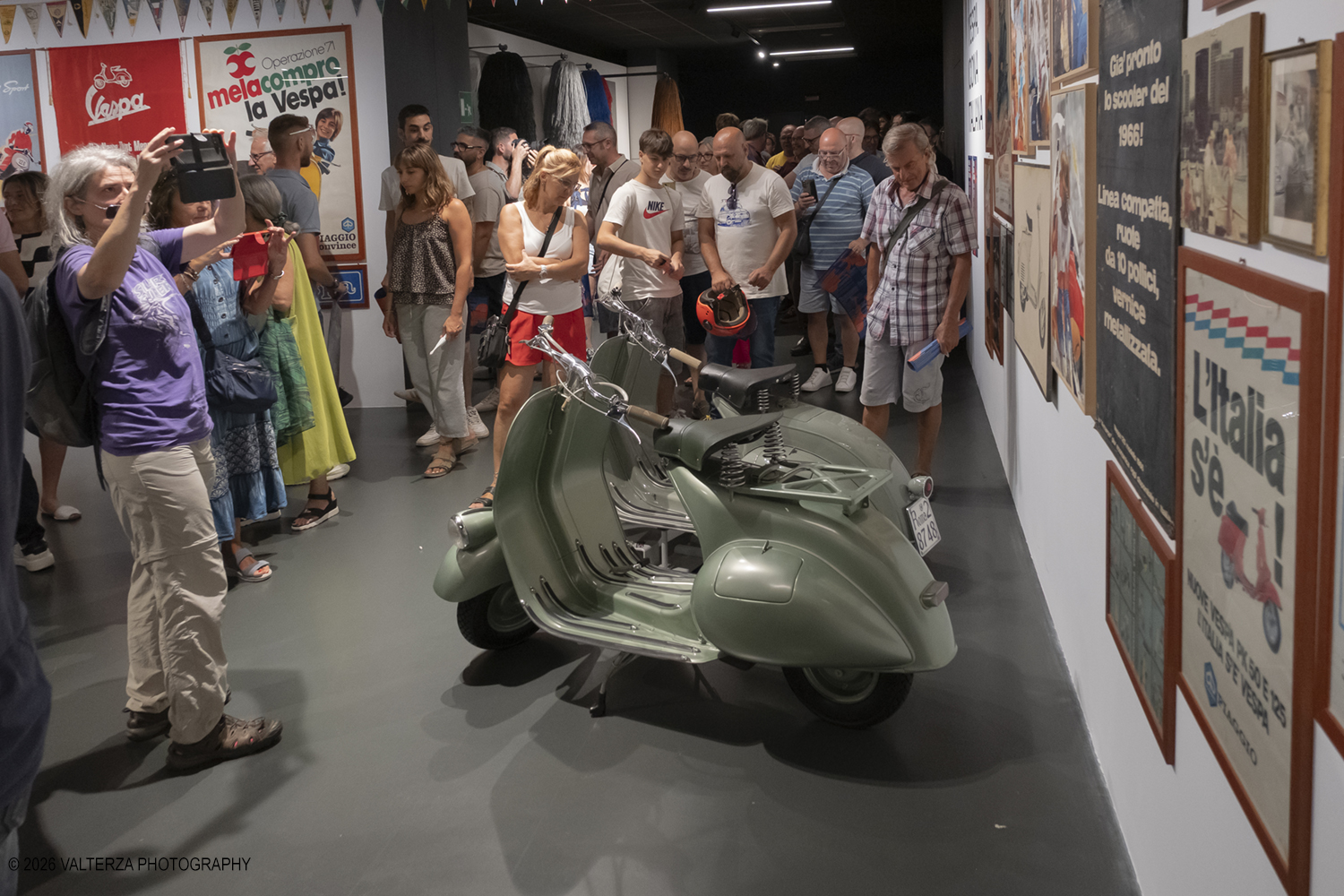 _DSF6411.jpg - 08/07/2026. Torino. In occasione della mostra VESPA. ICONA ITALIANA, il Museo Nazionale dellâ€™Automobile accoglie tutti i vespisti a vivere unâ€™esperienza esclusiva: per una sera la Piazza coperta del MAUTO ospita le Vespa dei partecipanti, che avranno lâ€™opportunitÃ  unica di esporre il proprio mezzo allâ€™interno del Museo, diventando protagonisti delle celebrazioni dedicate agli 80 anni di unâ€™autentica icona del design e della mobilitÃ  italiana. Nella foto la visita alla Mostra organizzata dal MAUTO