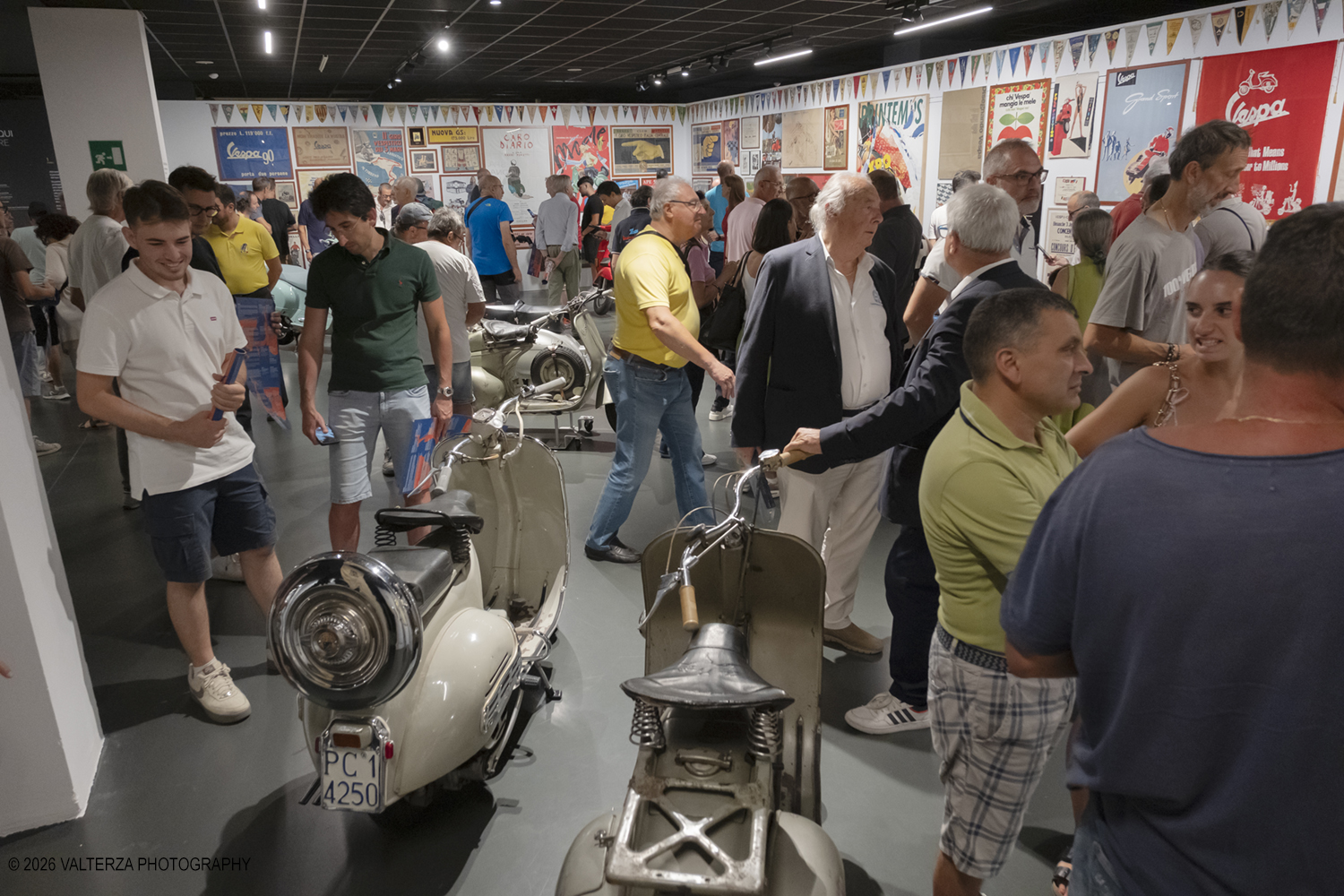 _DSF6414.jpg - 08/07/2026. Torino. In occasione della mostra VESPA. ICONA ITALIANA, il Museo Nazionale dellâ€™Automobile accoglie tutti i vespisti a vivere unâ€™esperienza esclusiva: per una sera la Piazza coperta del MAUTO ospita le Vespa dei partecipanti, che avranno lâ€™opportunitÃ  unica di esporre il proprio mezzo allâ€™interno del Museo, diventando protagonisti delle celebrazioni dedicate agli 80 anni di unâ€™autentica icona del design e della mobilitÃ  italiana. Nella foto la visita alla Mostra organizzata dal MAUTO