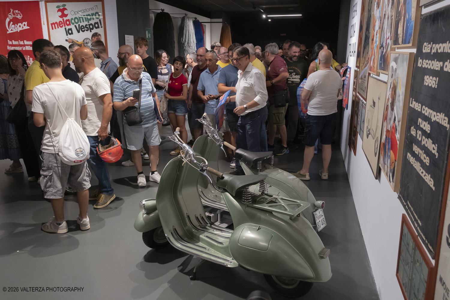 _DSF6424.jpg - 08/07/2026. Torino. In occasione della mostra VESPA. ICONA ITALIANA, il Museo Nazionale dellâ€™Automobile accoglie tutti i vespisti a vivere unâ€™esperienza esclusiva: per una sera la Piazza coperta del MAUTO ospita le Vespa dei partecipanti, che avranno lâ€™opportunitÃ  unica di esporre il proprio mezzo allâ€™interno del Museo, diventando protagonisti delle celebrazioni dedicate agli 80 anni di unâ€™autentica icona del design e della mobilitÃ  italiana. Nella foto la visita alla Mostra organizzata dal MAUTO