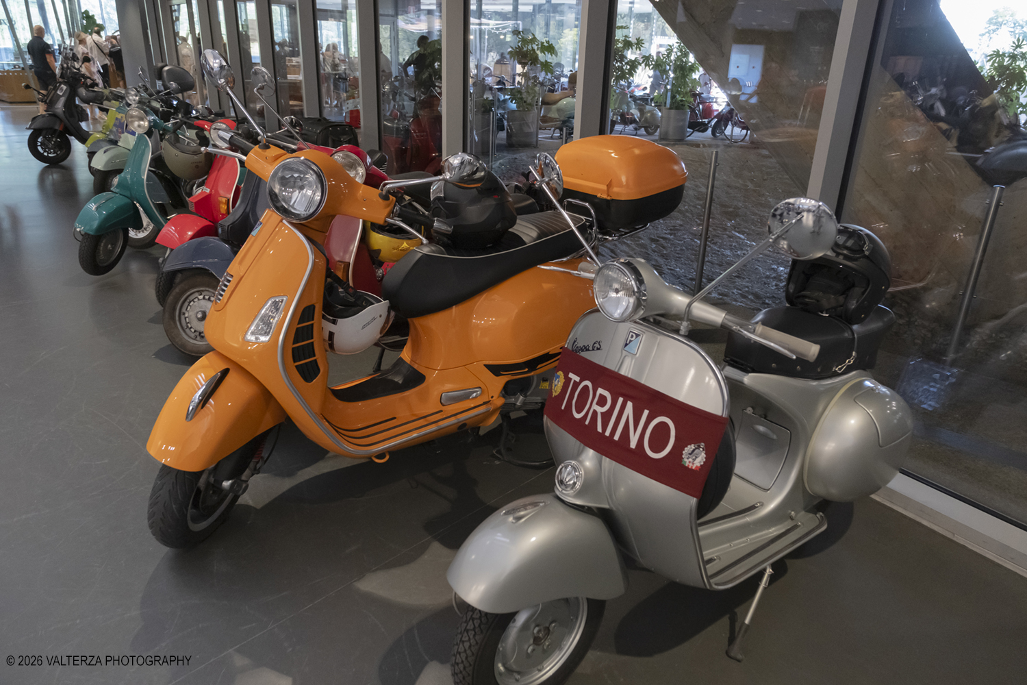 _DSF6431.jpg - 08/07/2026. Torino. In occasione della mostra VESPA. ICONA ITALIANA, il Museo Nazionale dellâ€™Automobile accoglie tutti i vespisti a vivere unâ€™esperienza esclusiva: per una sera la Piazza coperta del MAUTO ospita le Vespa dei partecipanti, che avranno lâ€™opportunitÃ  unica di esporre il proprio mezzo allâ€™interno del Museo, diventando protagonisti delle celebrazioni dedicate agli 80 anni di unâ€™autentica icona del design e della mobilitÃ  italiana. Nella foto parte dei partecipanti all'incontro nella Piazza del MAUTO