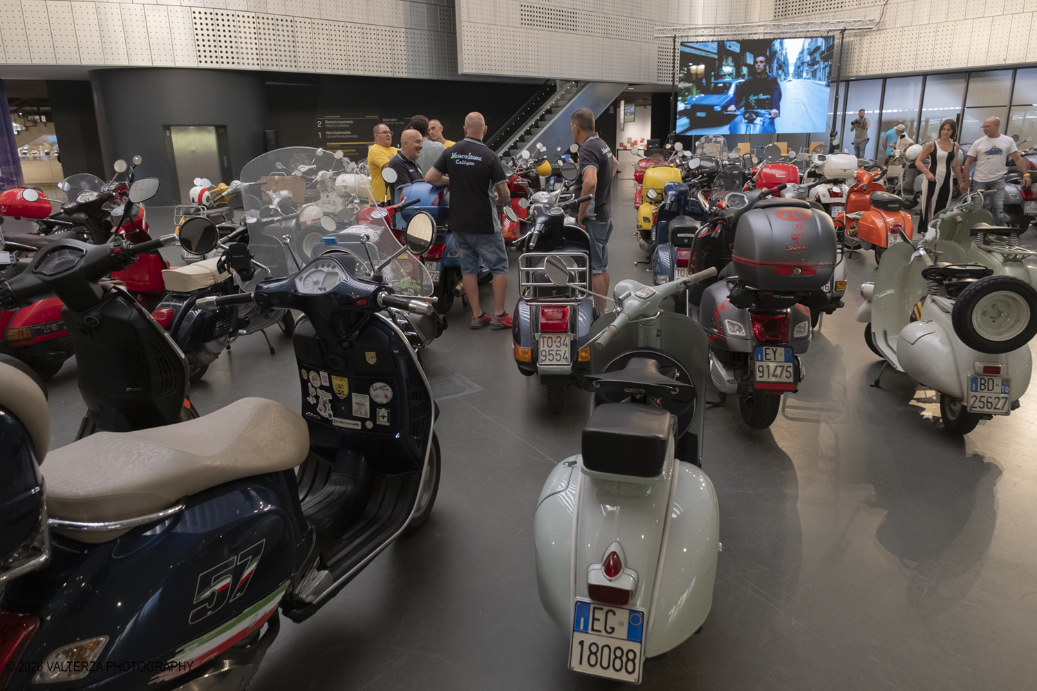 _DSF6435.jpg - 08/07/2026. Torino. In occasione della mostra VESPA. ICONA ITALIANA, il Museo Nazionale dellâ€™Automobile accoglie tutti i vespisti a vivere unâ€™esperienza esclusiva: per una sera la Piazza coperta del MAUTO ospita le Vespa dei partecipanti, che avranno lâ€™opportunitÃ  unica di esporre il proprio mezzo allâ€™interno del Museo, diventando protagonisti delle celebrazioni dedicate agli 80 anni di unâ€™autentica icona del design e della mobilitÃ  italiana. Nella foto parte dei partecipanti all'incontro nella Piazza del MAUTO