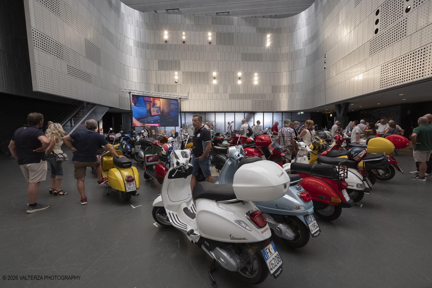 _DSF7748.jpg - 08/07/2026. Torino. In occasione della mostra VESPA. ICONA ITALIANA, il Museo Nazionale dellâ€™Automobile accoglie tutti i vespisti a vivere unâ€™esperienza esclusiva: per una sera la Piazza coperta del MAUTO ospita le Vespa dei partecipanti, che avranno lâ€™opportunitÃ  unica di esporre il proprio mezzo allâ€™interno del Museo, diventando protagonisti delle celebrazioni dedicate agli 80 anni di unâ€™autentica icona del design e della mobilitÃ  italiana. Nella foto parte dei partecipanti all'incontro nella Piazza del MAUTO