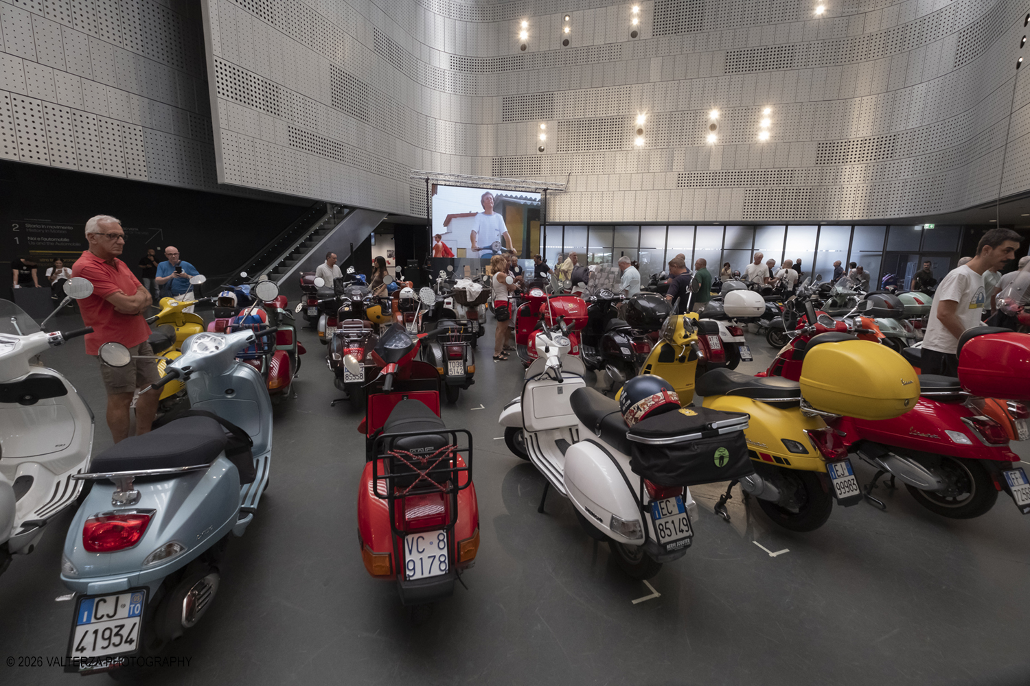 _DSF7753.jpg - 08/07/2026. Torino. In occasione della mostra VESPA. ICONA ITALIANA, il Museo Nazionale dellâ€™Automobile accoglie tutti i vespisti a vivere unâ€™esperienza esclusiva: per una sera la Piazza coperta del MAUTO ospita le Vespa dei partecipanti, che avranno lâ€™opportunitÃ  unica di esporre il proprio mezzo allâ€™interno del Museo, diventando protagonisti delle celebrazioni dedicate agli 80 anni di unâ€™autentica icona del design e della mobilitÃ  italiana. Nella foto parte dei partecipanti all'incontro nella Piazza del MAUTO