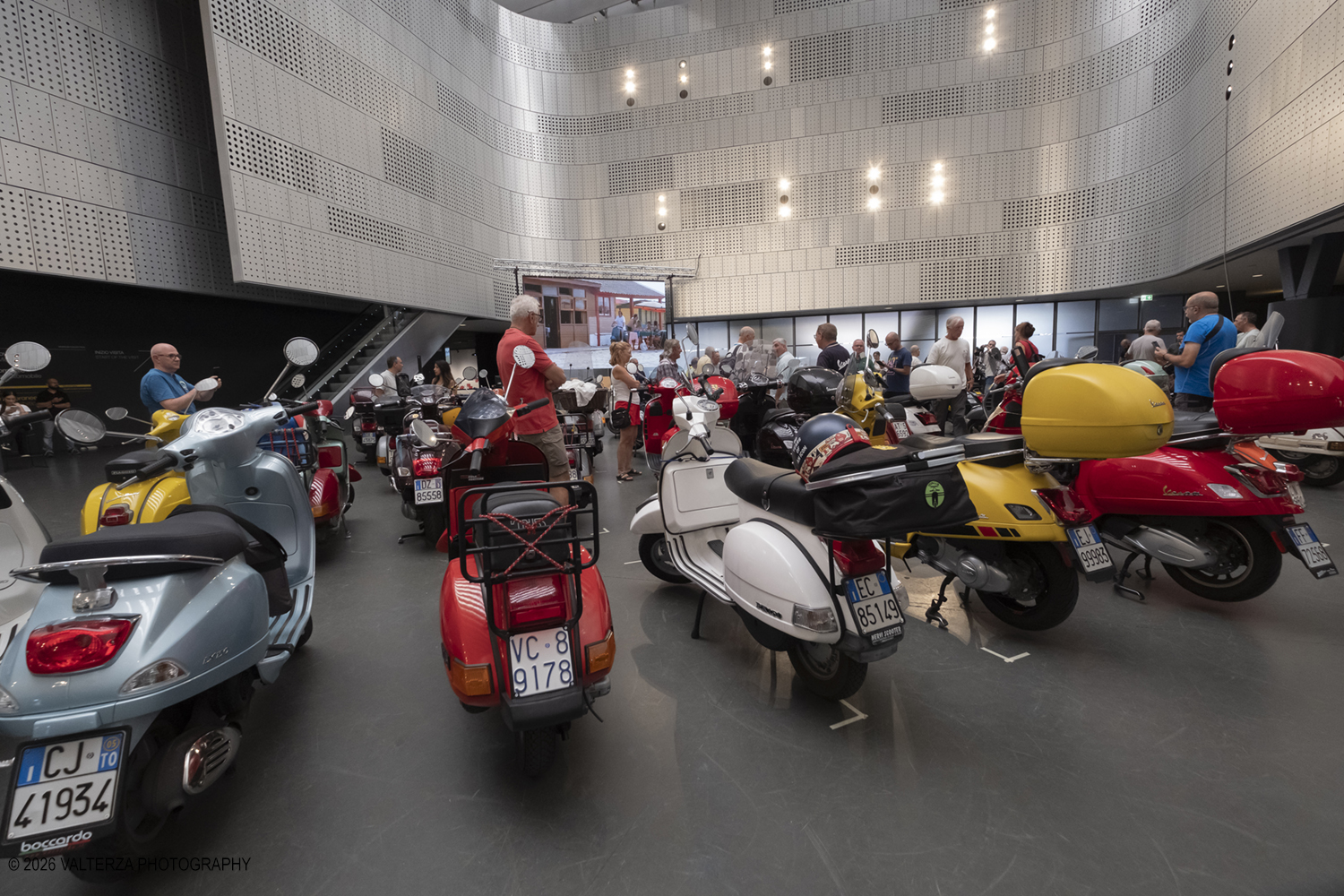 _DSF7756.jpg - 08/07/2026. Torino. In occasione della mostra VESPA. ICONA ITALIANA, il Museo Nazionale dellâ€™Automobile accoglie tutti i vespisti a vivere unâ€™esperienza esclusiva: per una sera la Piazza coperta del MAUTO ospita le Vespa dei partecipanti, che avranno lâ€™opportunitÃ  unica di esporre il proprio mezzo allâ€™interno del Museo, diventando protagonisti delle celebrazioni dedicate agli 80 anni di unâ€™autentica icona del design e della mobilitÃ  italiana. Nella foto parte dei partecipanti all'incontro nella Piazza del MAUTO