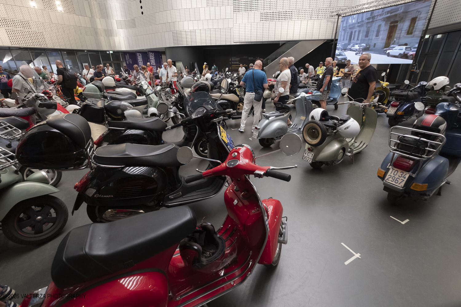 _DSF7775.jpg - 08/07/2026. Torino. In occasione della mostra VESPA. ICONA ITALIANA, il Museo Nazionale dellâ€™Automobile accoglie tutti i vespisti a vivere unâ€™esperienza esclusiva: per una sera la Piazza coperta del MAUTO ospita le Vespa dei partecipanti, che avranno lâ€™opportunitÃ  unica di esporre il proprio mezzo allâ€™interno del Museo, diventando protagonisti delle celebrazioni dedicate agli 80 anni di unâ€™autentica icona del design e della mobilitÃ  italiana. Nella foto parte dei partecipanti all'incontro nella Piazza del MAUTO
