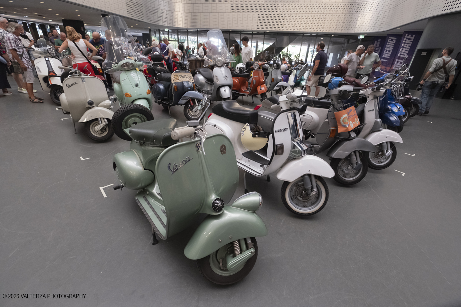 _DSF7784.jpg - 08/07/2026. Torino. In occasione della mostra VESPA. ICONA ITALIANA, il Museo Nazionale dellâ€™Automobile accoglie tutti i vespisti a vivere unâ€™esperienza esclusiva: per una sera la Piazza coperta del MAUTO ospita le Vespa dei partecipanti, che avranno lâ€™opportunitÃ  unica di esporre il proprio mezzo allâ€™interno del Museo, diventando protagonisti delle celebrazioni dedicate agli 80 anni di unâ€™autentica icona del design e della mobilitÃ  italiana. Nella foto parte dei partecipanti all'incontro nella Piazza del MAUTO