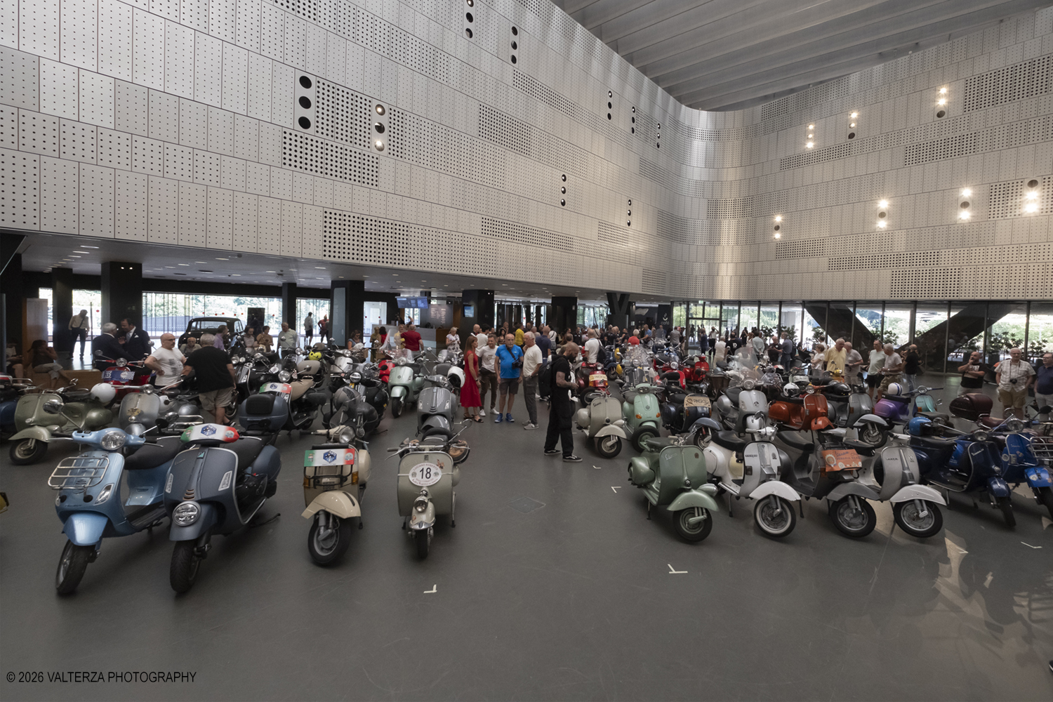 _DSF7814.jpg - 08/07/2026. Torino. In occasione della mostra VESPA. ICONA ITALIANA, il Museo Nazionale dellâ€™Automobile accoglie tutti i vespisti a vivere unâ€™esperienza esclusiva: per una sera la Piazza coperta del MAUTO ospita le Vespa dei partecipanti, che avranno lâ€™opportunitÃ  unica di esporre il proprio mezzo allâ€™interno del Museo, diventando protagonisti delle celebrazioni dedicate agli 80 anni di unâ€™autentica icona del design e della mobilitÃ  italiana. Nella foto parte dei partecipanti all'incontro nella Piazza del MAUTO