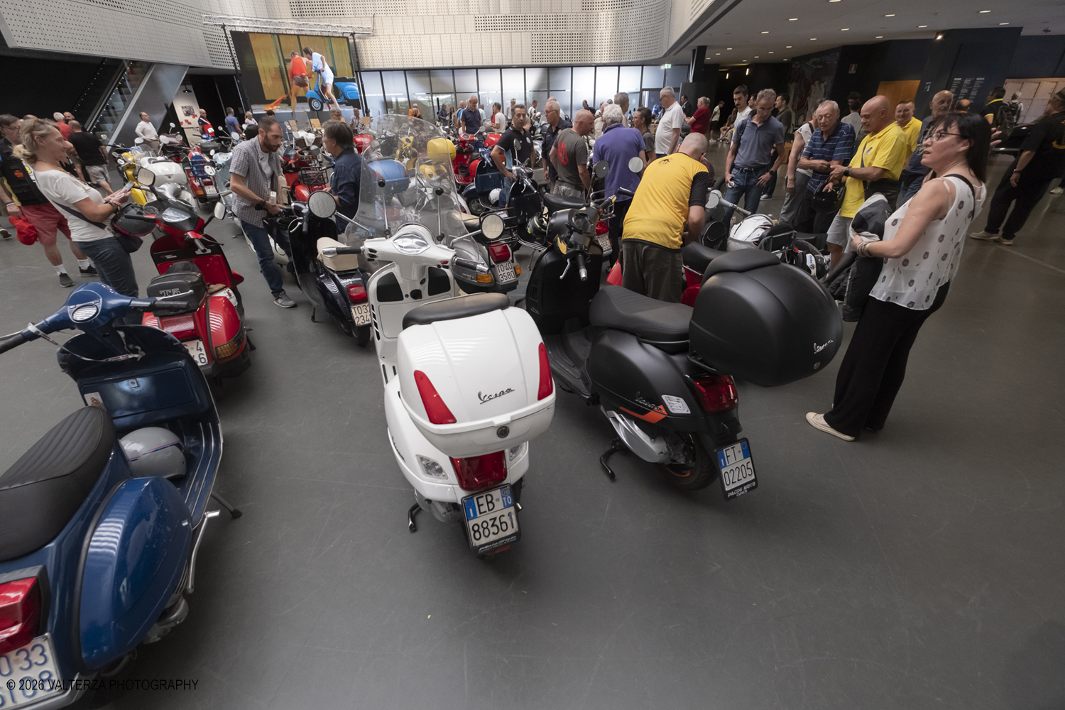 _DSF7824.jpg - 08/07/2026. Torino. In occasione della mostra VESPA. ICONA ITALIANA, il Museo Nazionale dellâ€™Automobile accoglie tutti i vespisti a vivere unâ€™esperienza esclusiva: per una sera la Piazza coperta del MAUTO ospita le Vespa dei partecipanti, che avranno lâ€™opportunitÃ  unica di esporre il proprio mezzo allâ€™interno del Museo, diventando protagonisti delle celebrazioni dedicate agli 80 anni di unâ€™autentica icona del design e della mobilitÃ  italiana. Nella foto parte dei partecipanti all'incontro nella Piazza del MAUTO