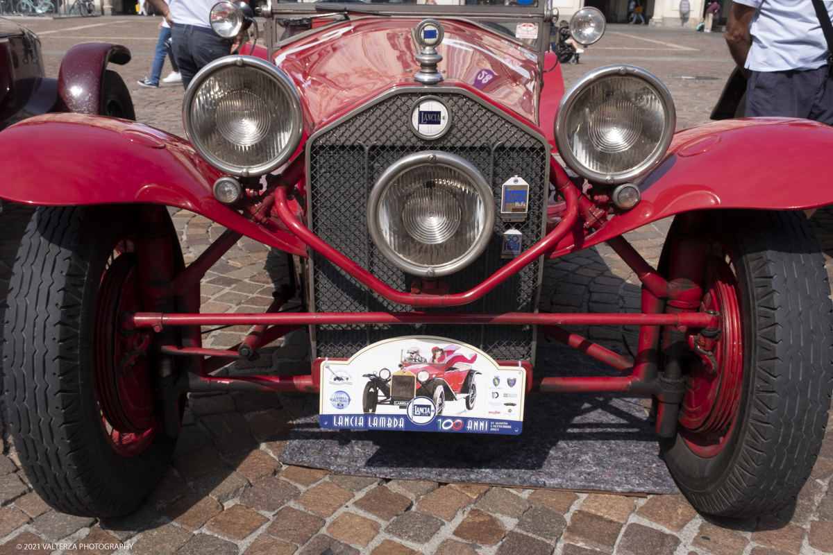 _DSF5338.jpg - 04/08/2021.Torino. In occasione del centenario della messa in strada del primo esemplare, il MAUTO celebra la Lancia Lambda con lâ€™esposizione  di 39 esemplari dellâ€™innovativa vettura. Di questi esemplari, undici rimarranno esposti nella Piazza del MAUTO fino alla fine del corrente mese. Nella foto l'esposizione in Piazza San Carlo a Torino delle 39 Lambda partecipanti all'evento