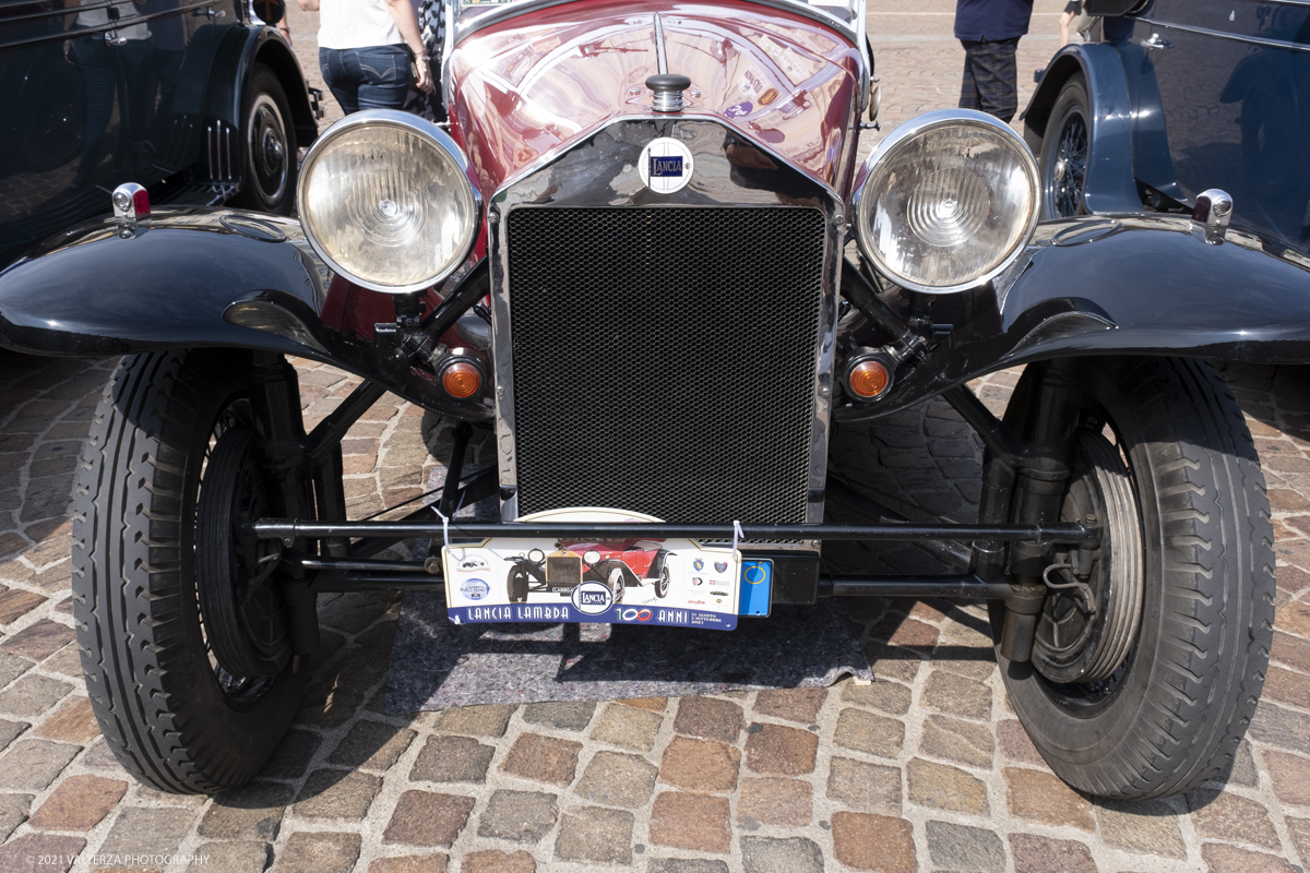 _DSF5342.jpg - 04/08/2021.Torino. In occasione del centenario della messa in strada del primo esemplare, il MAUTO celebra la Lancia Lambda con lâ€™esposizione  di 39 esemplari dellâ€™innovativa vettura. Di questi esemplari, undici rimarranno esposti nella Piazza del MAUTO fino alla fine del corrente mese. Nella foto l'esposizione in Piazza San Carlo a Torino delle 39 Lambda partecipanti all'evento