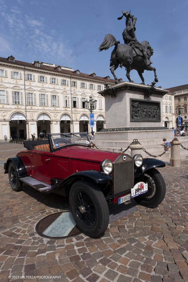 _DSF5366.jpg - 04/08/2021.Torino. In occasione del centenario della messa in strada del primo esemplare, il MAUTO celebra la Lancia Lambda con lâ€™esposizione  di 39 esemplari dellâ€™innovativa vettura. Di questi esemplari, undici rimarranno esposti nella Piazza del MAUTO fino alla fine del corrente mese. Nella foto l'esposizione in Piazza San Carlo a Torino delle 39 Lambda partecipanti all'evento