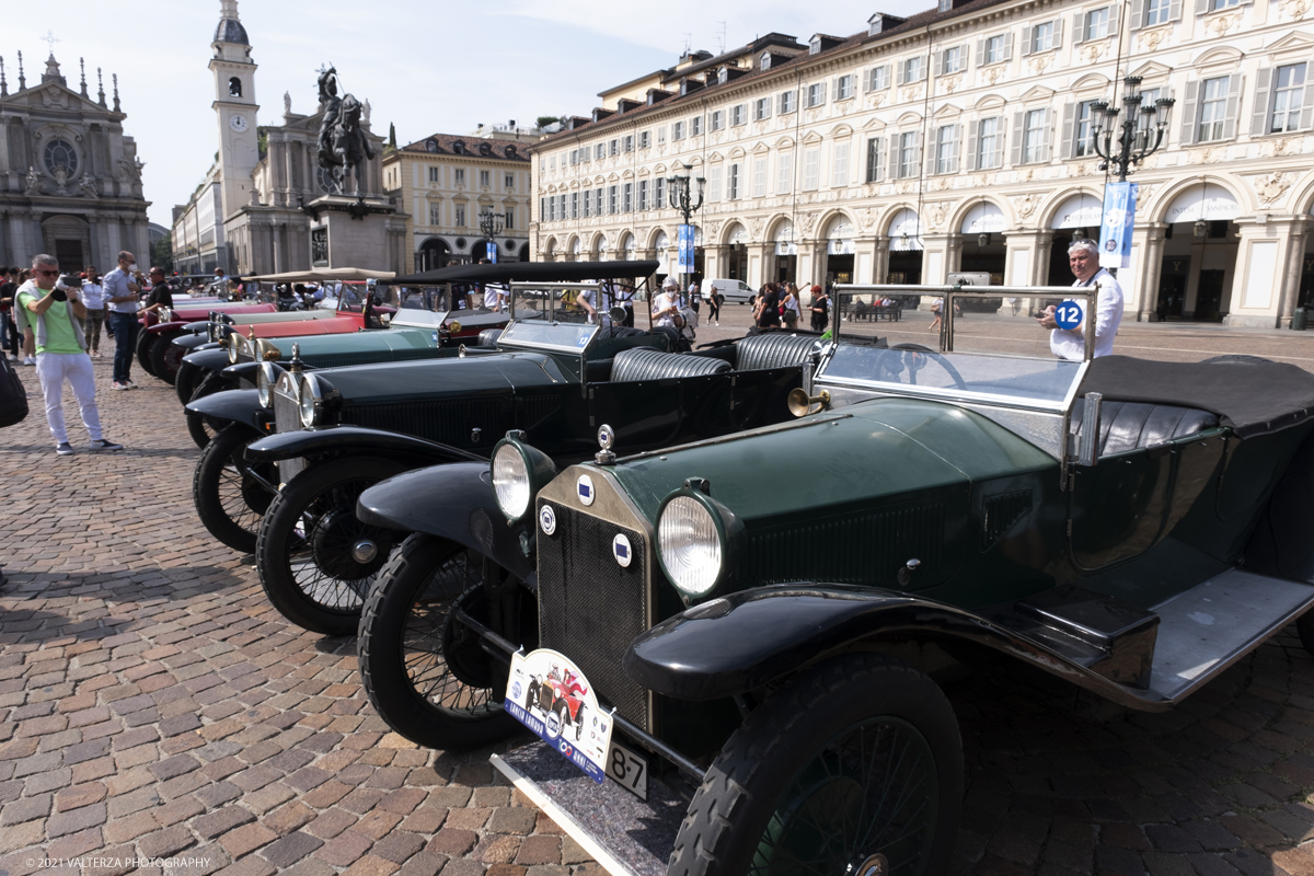 _DSF5447.jpg - 04/08/2021.Torino. In occasione del centenario della messa in strada del primo esemplare, il MAUTO celebra la Lancia Lambda con lâ€™esposizione  di 39 esemplari dellâ€™innovativa vettura. Di questi esemplari, undici rimarranno esposti nella Piazza del MAUTO fino alla fine del corrente mese. Nella foto l'esposizione in Piazza San Carlo a Torino delle 39 Lambda partecipanti all'evento