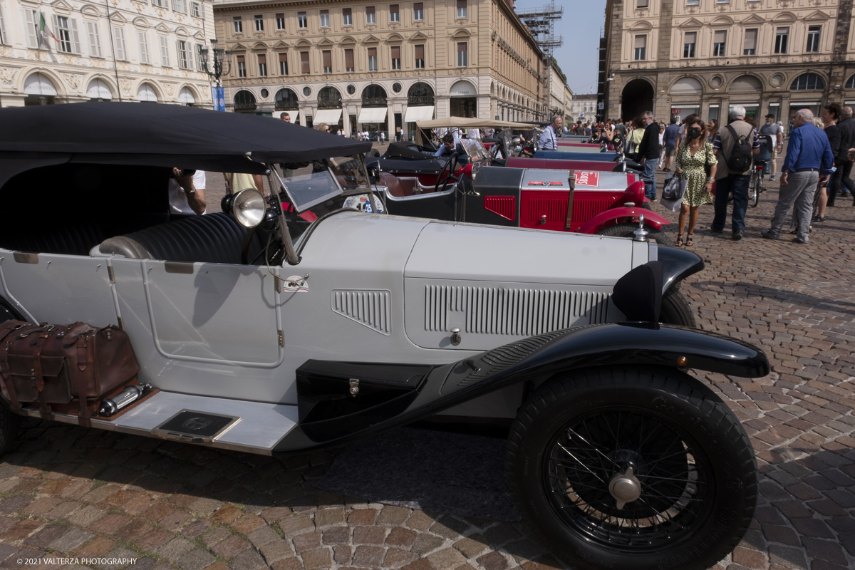 _DSF5452.jpg - 04/08/2021.Torino. In occasione del centenario della messa in strada del primo esemplare, il MAUTO celebra la Lancia Lambda con lâ€™esposizione  di 39 esemplari dellâ€™innovativa vettura. Di questi esemplari, undici rimarranno esposti nella Piazza del MAUTO fino alla fine del corrente mese. Nella foto l'esposizione in Piazza San Carlo a Torino delle 39 Lambda partecipanti all'evento