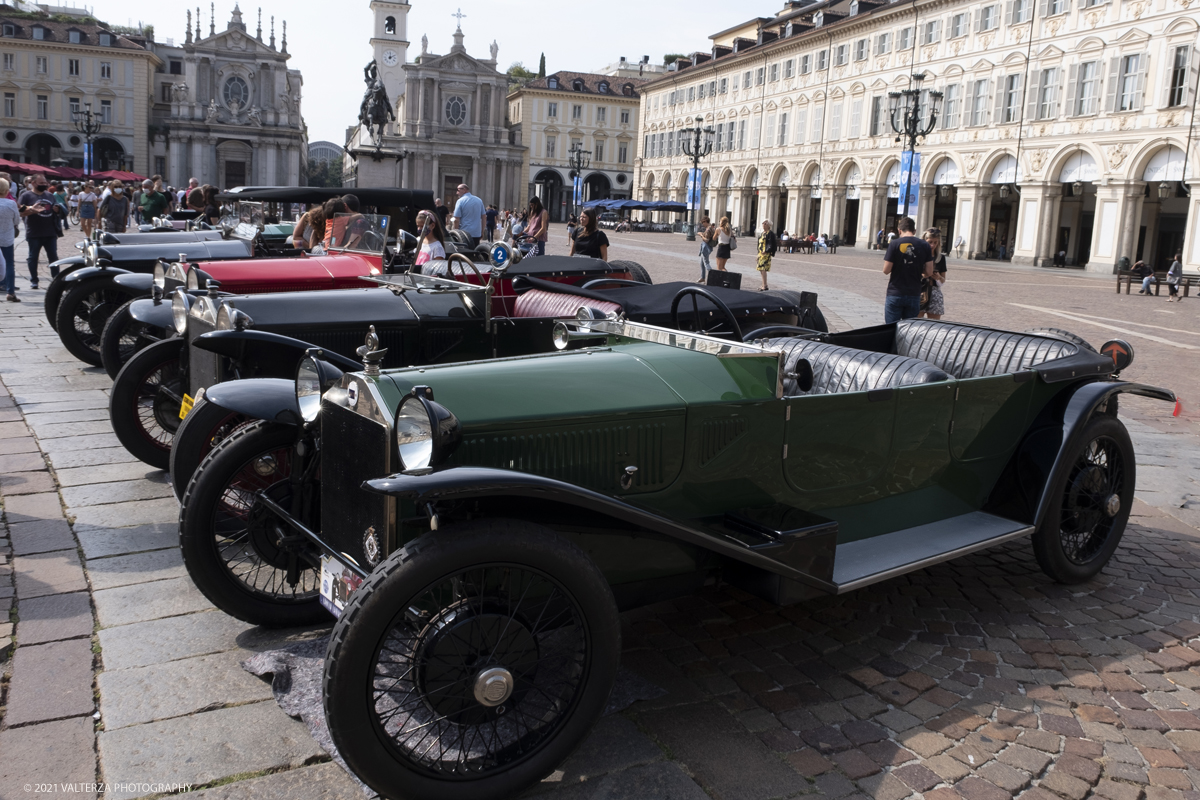 _DSF5496.jpg - 04/08/2021.Torino. In occasione del centenario della messa in strada del primo esemplare, il MAUTO celebra la Lancia Lambda con lâ€™esposizione  di 39 esemplari dellâ€™innovativa vettura. Di questi esemplari, undici rimarranno esposti nella Piazza del MAUTO fino alla fine del corrente mese. Nella foto l'esposizione in Piazza San Carlo a Torino delle 39 Lambda partecipanti all'evento