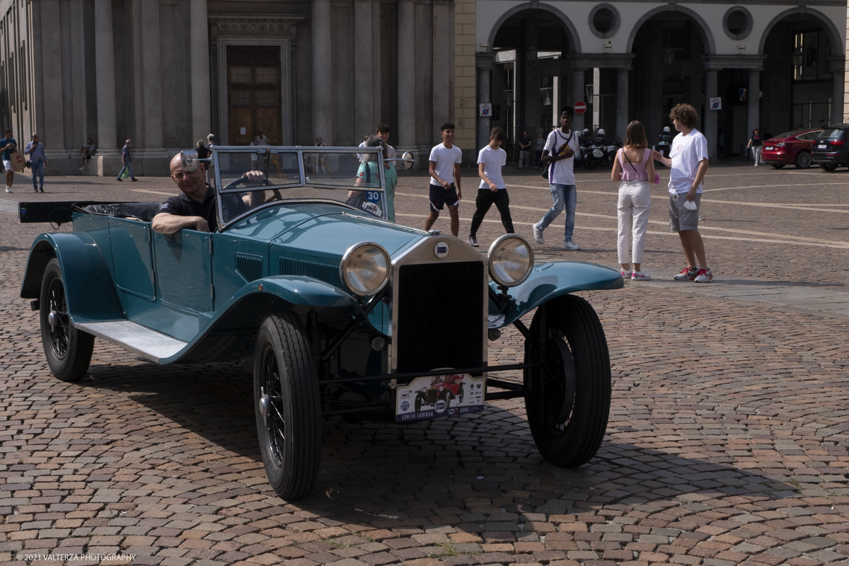 _DSF5534.jpg - 04/08/2021.Torino. In occasione del centenario della messa in strada del primo esemplare, il MAUTO celebra la Lancia Lambda con lâ€™esposizione  di 39 esemplari dellâ€™innovativa vettura. Di questi esemplari, undici rimarranno esposti nella Piazza del MAUTO fino alla fine del corrente mese. Nella foto le 39 Lambda partecipanti all'evento in movimento per raggiungere la meta finale del MAUTO